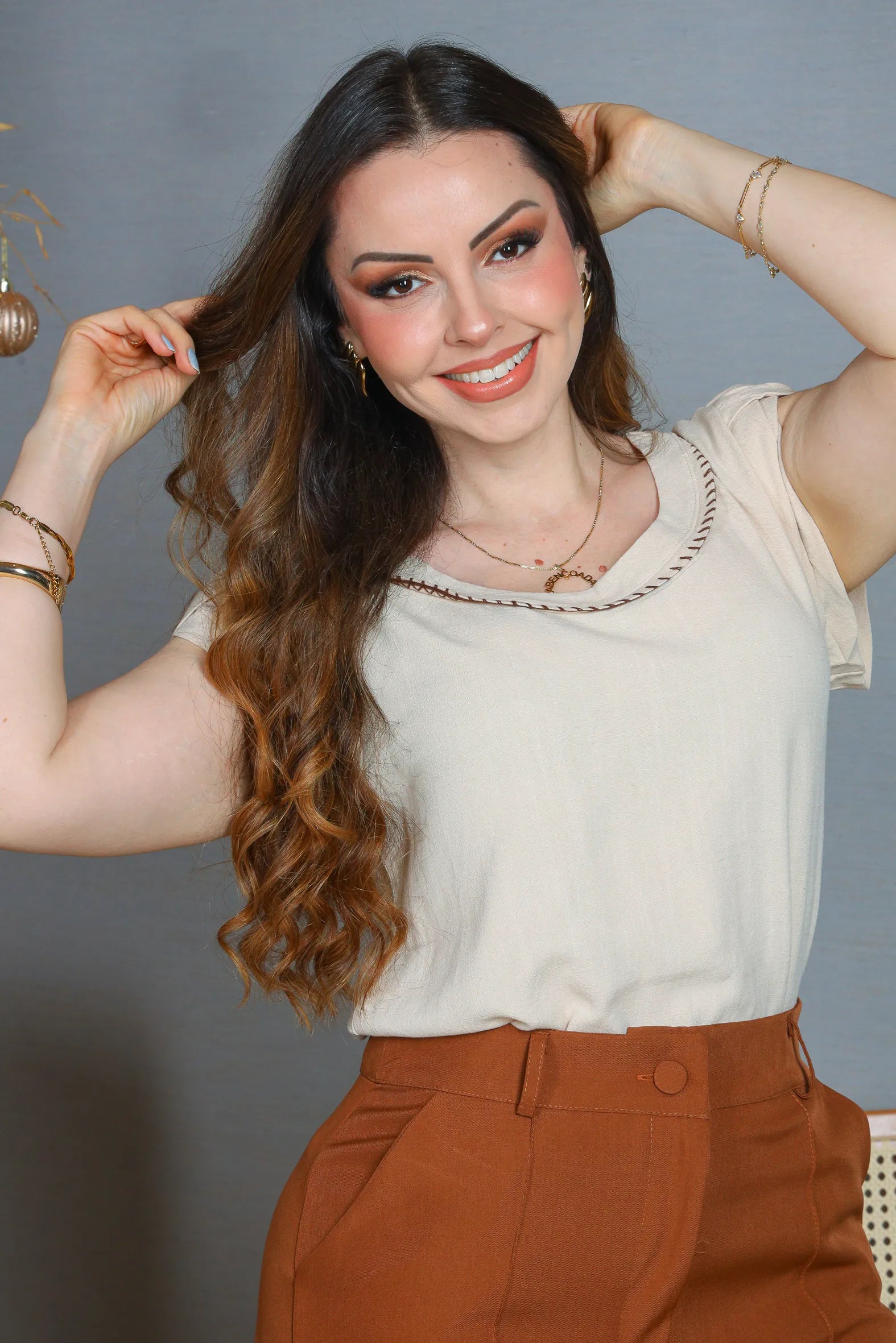 Blusa Manga Curta Transpassada Visco Linho Detalhe Colo Fabiana Bege