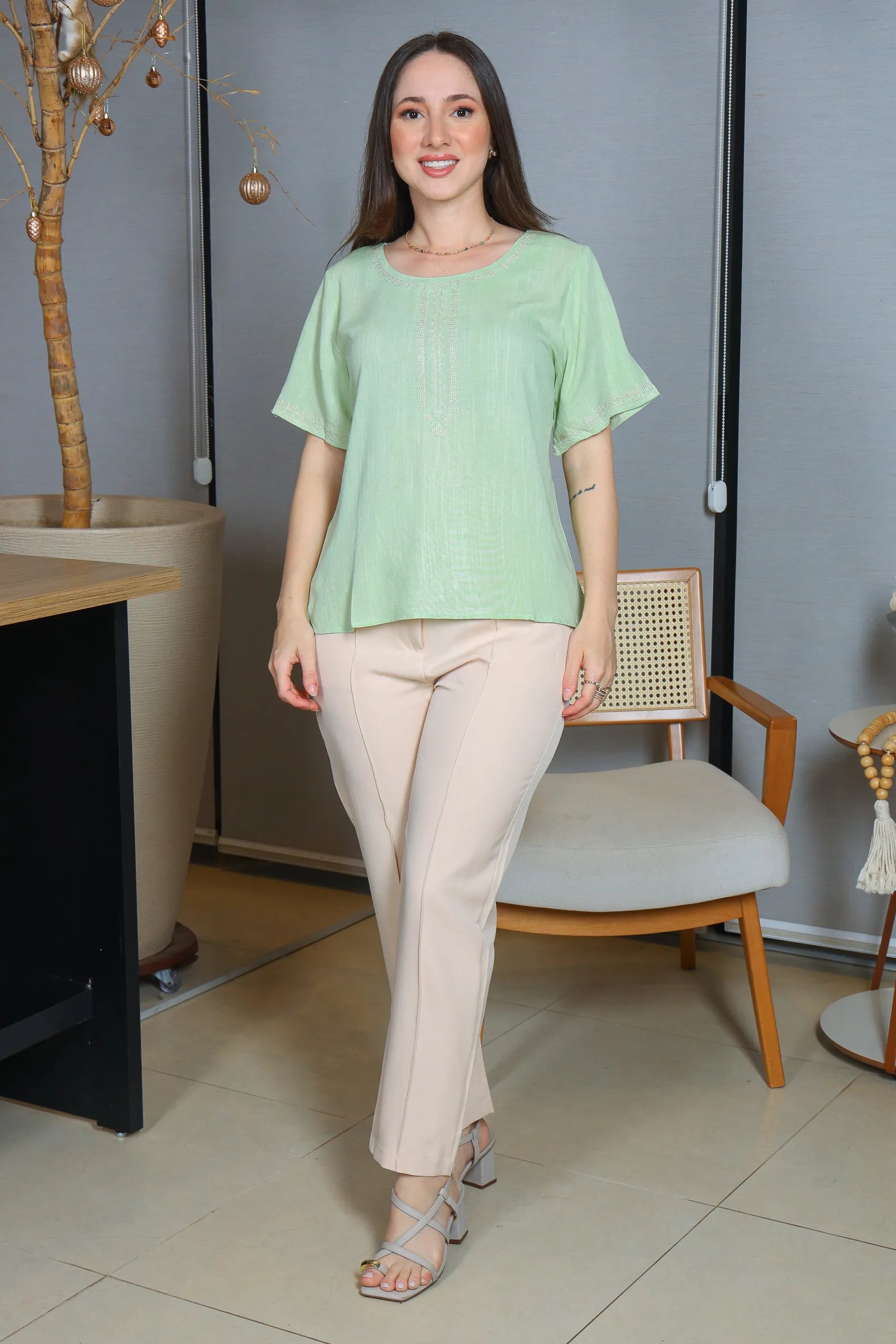 Blusa Manga Curta Viscose Detalhe Bordado Tereza Verde