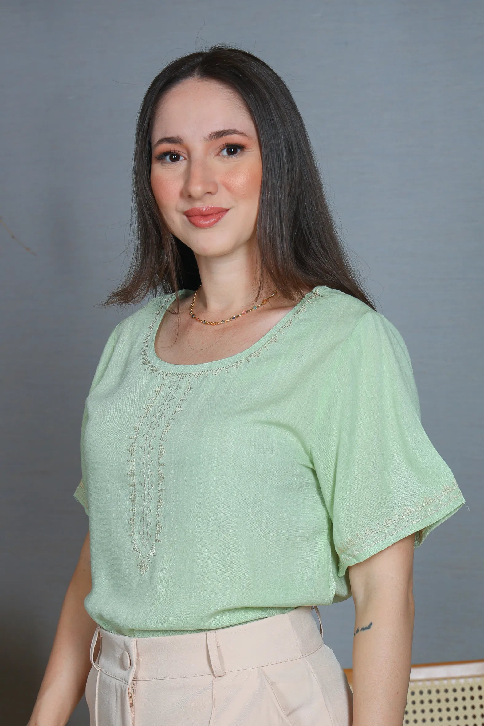 Blusa Manga Curta Viscose Detalhe Bordado Tereza Verde