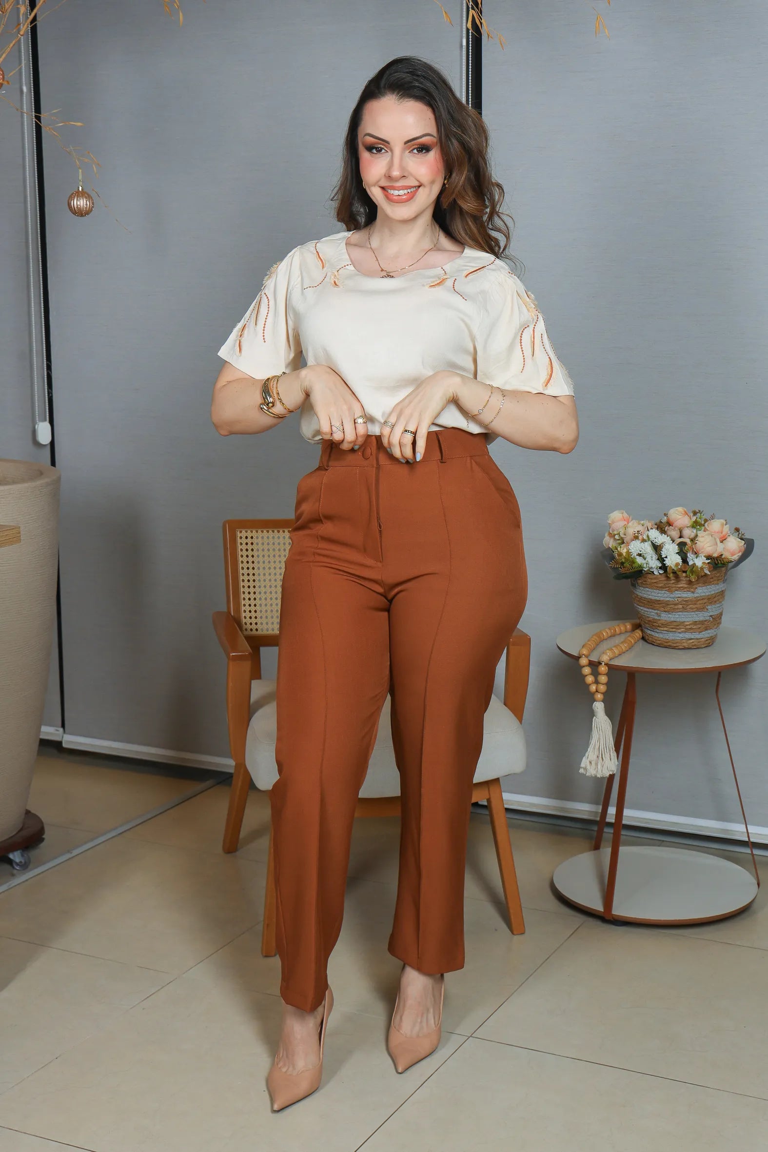 Blusa Manga Curta Visco Linen Detalhes em Bordado Amélia Creme