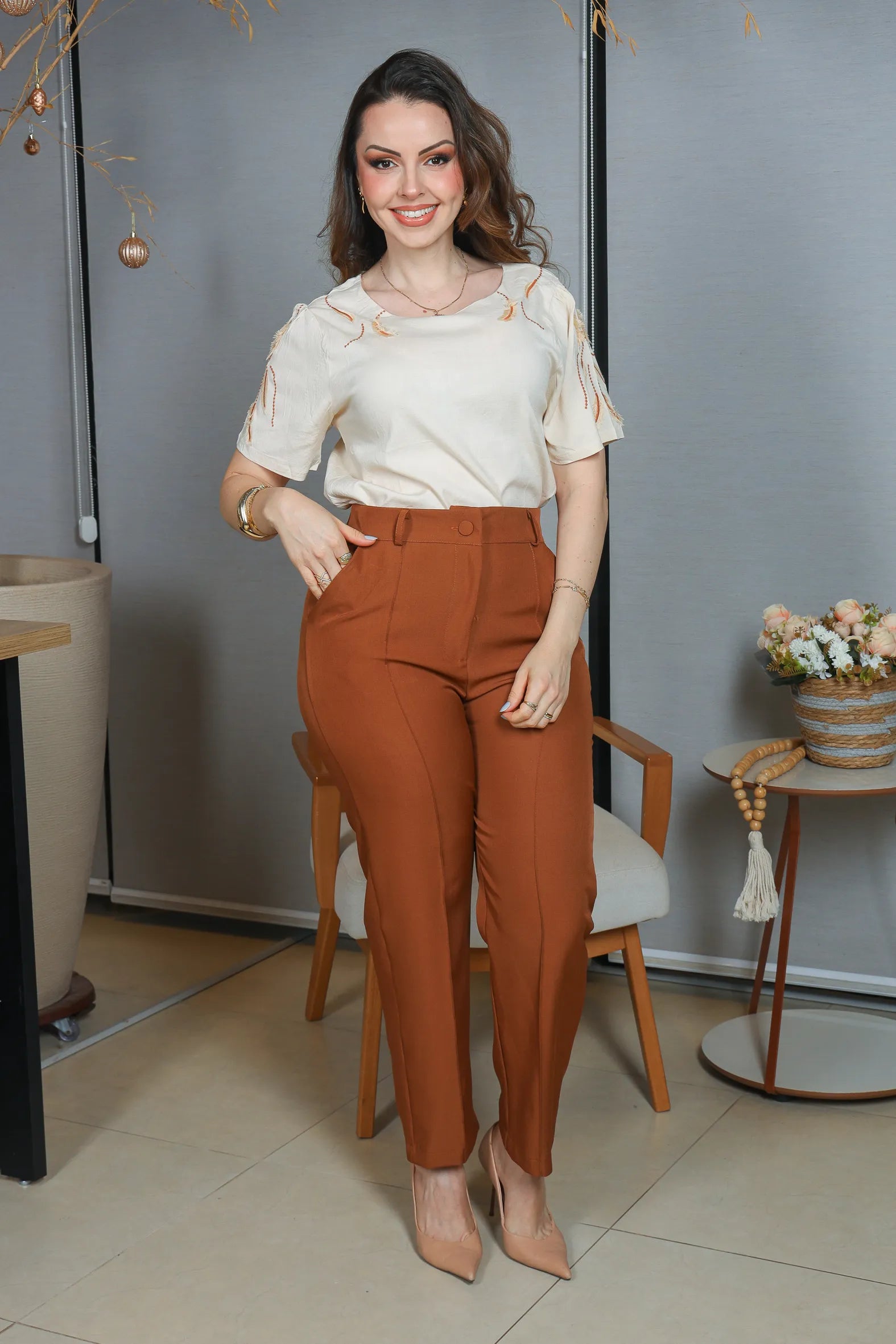 Blusa Manga Curta Visco Linen Detalhes em Bordado Amélia Creme