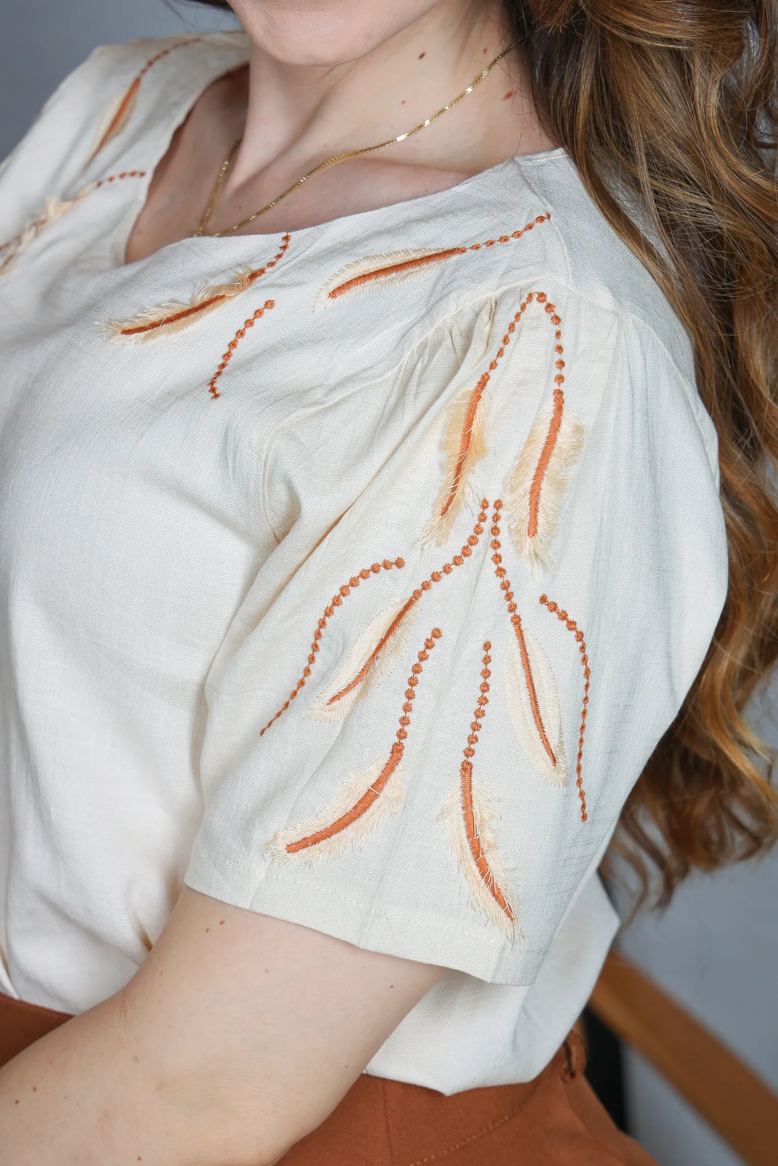 Blusa Manga Curta Visco Linen Detalhes em Bordado Amélia Creme