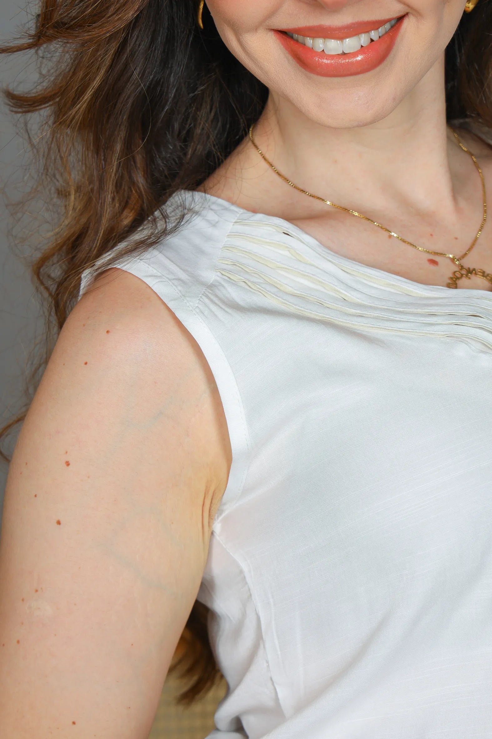 Blusa Regata em Poli Visco Detalhe Decote "V" Helena Branca