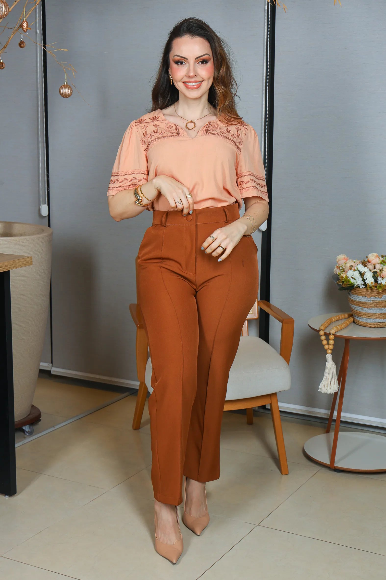 Blusa Manga Curta Visco Linho Decote em "V" Detalhe Bordado Patricia Rosa