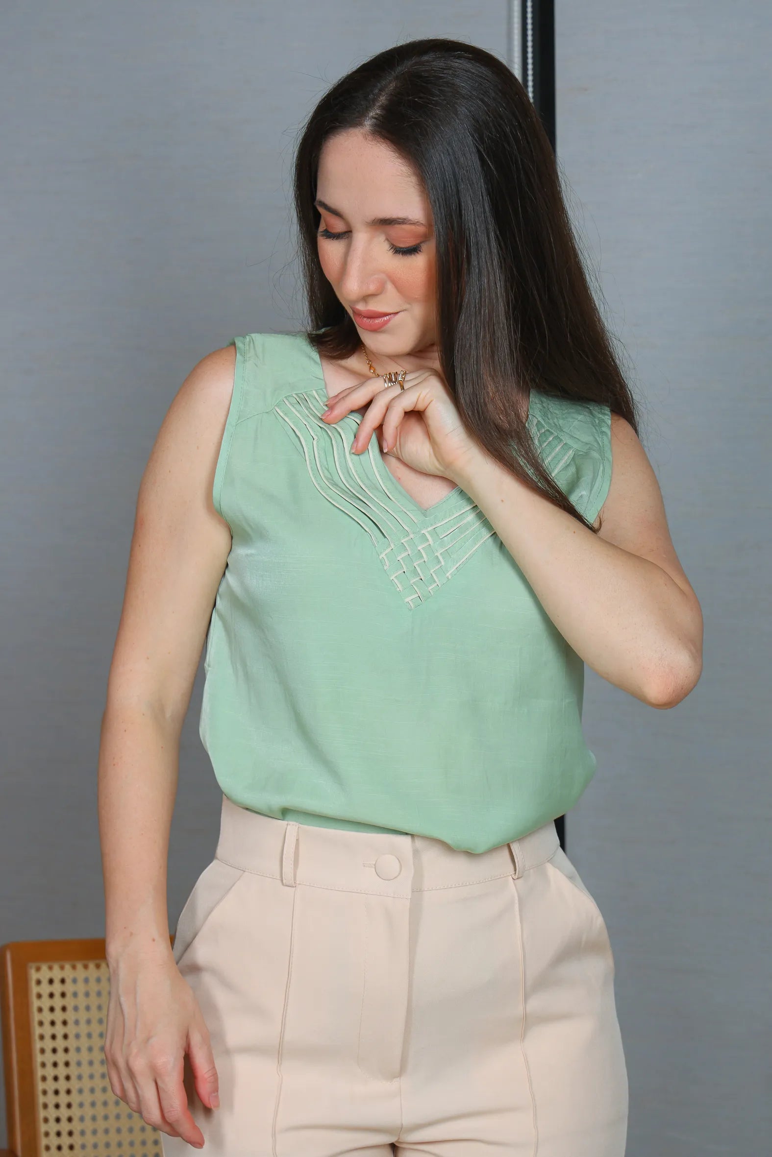 Blusa Regata em Poli Visco Detalhe Decote "V" Helena Verde