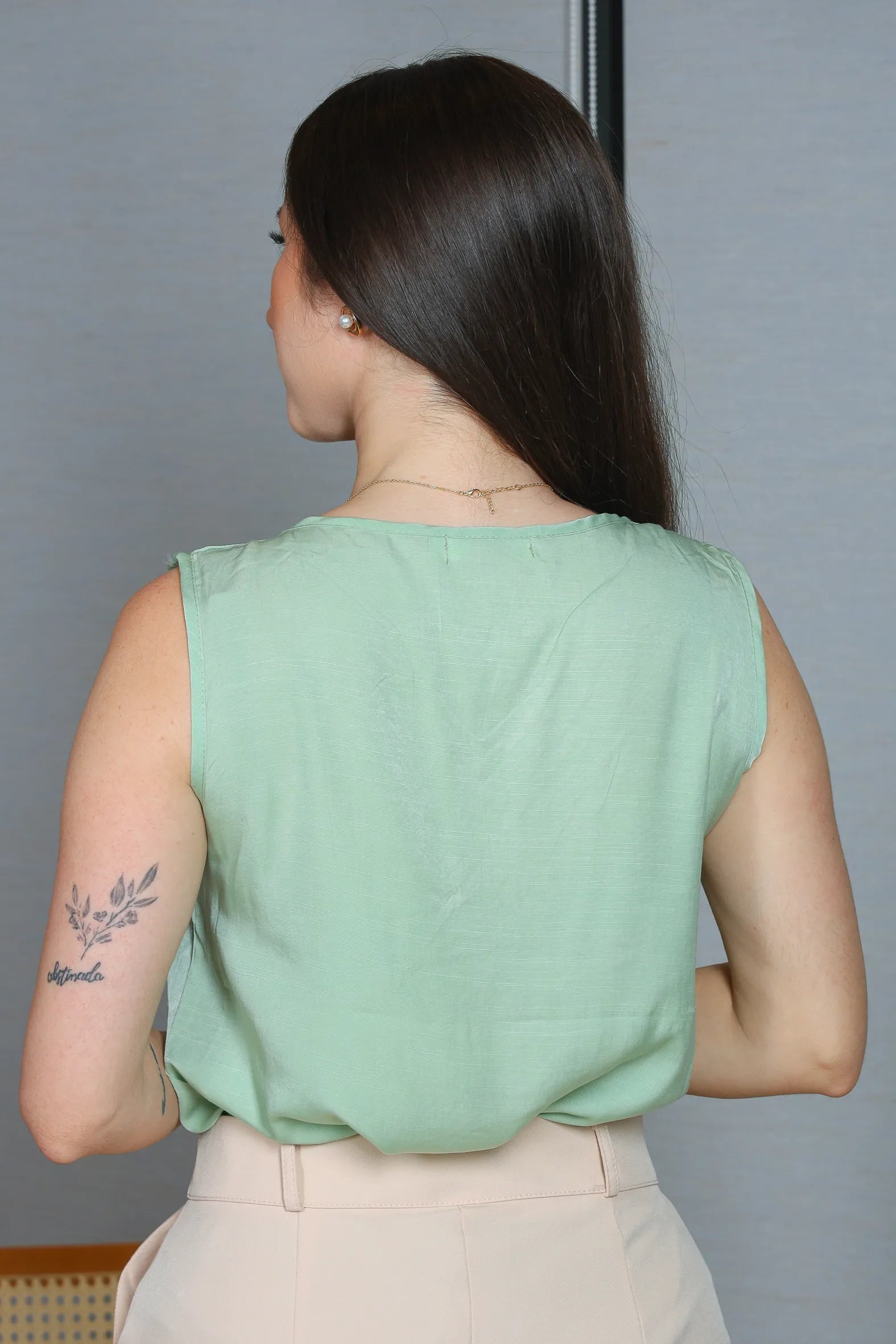 Blusa Regata em Poli Visco Detalhe Decote "V" Helena Verde