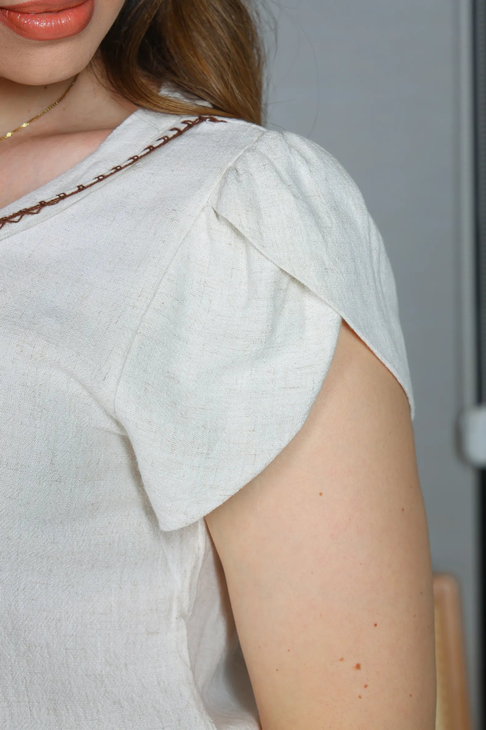 Blusa Manga Curta Transpassada Visco Linho Detalhe Colo Fabiana Creme