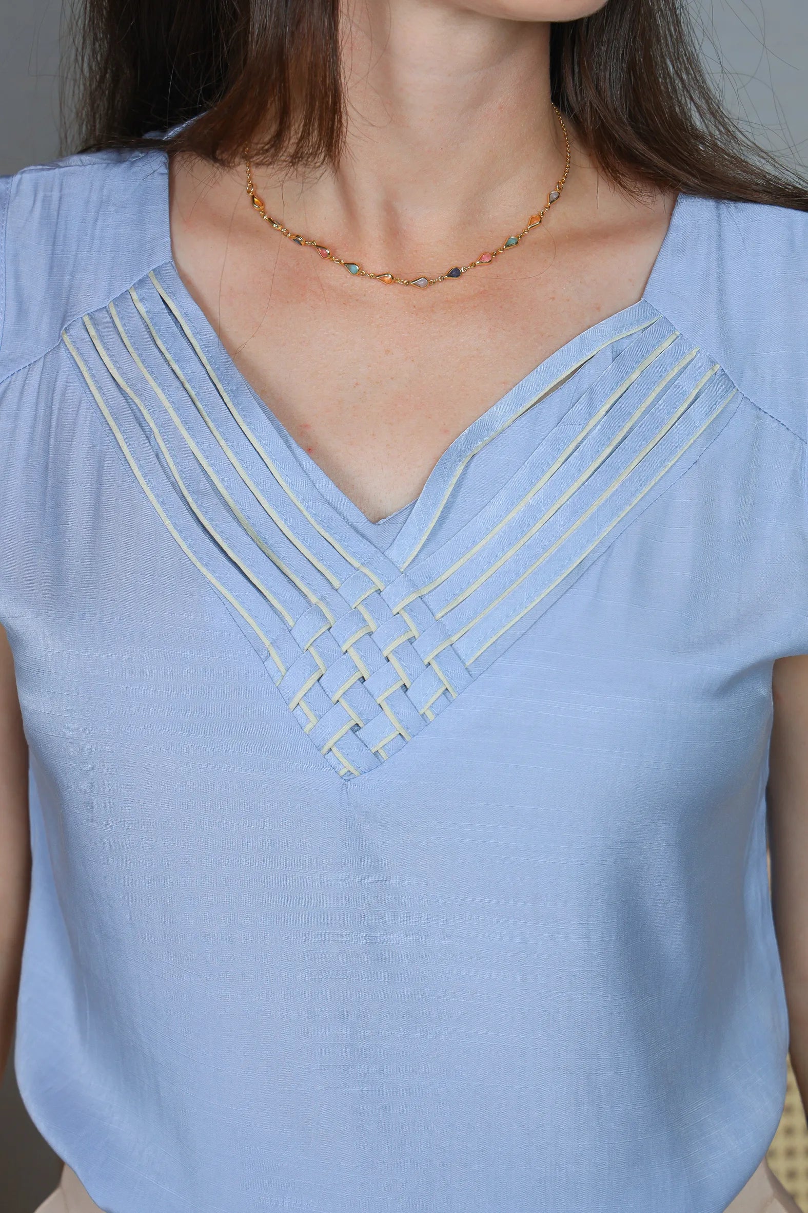 Blusa Regata em Poli Visco Detalhe Decote 