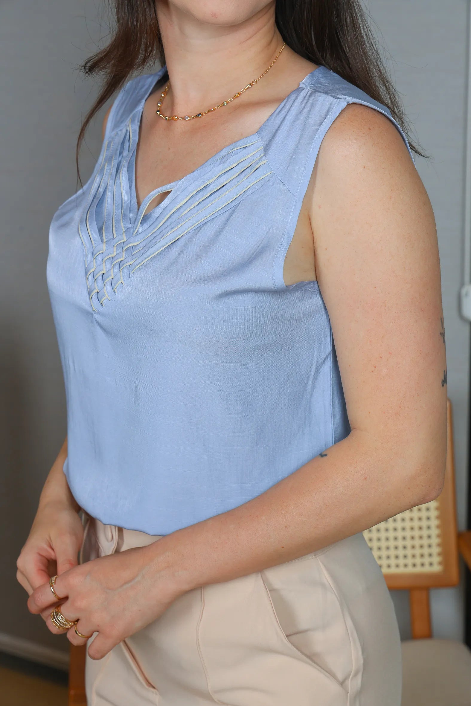 Blusa Regata em Poli Visco Detalhe Decote 