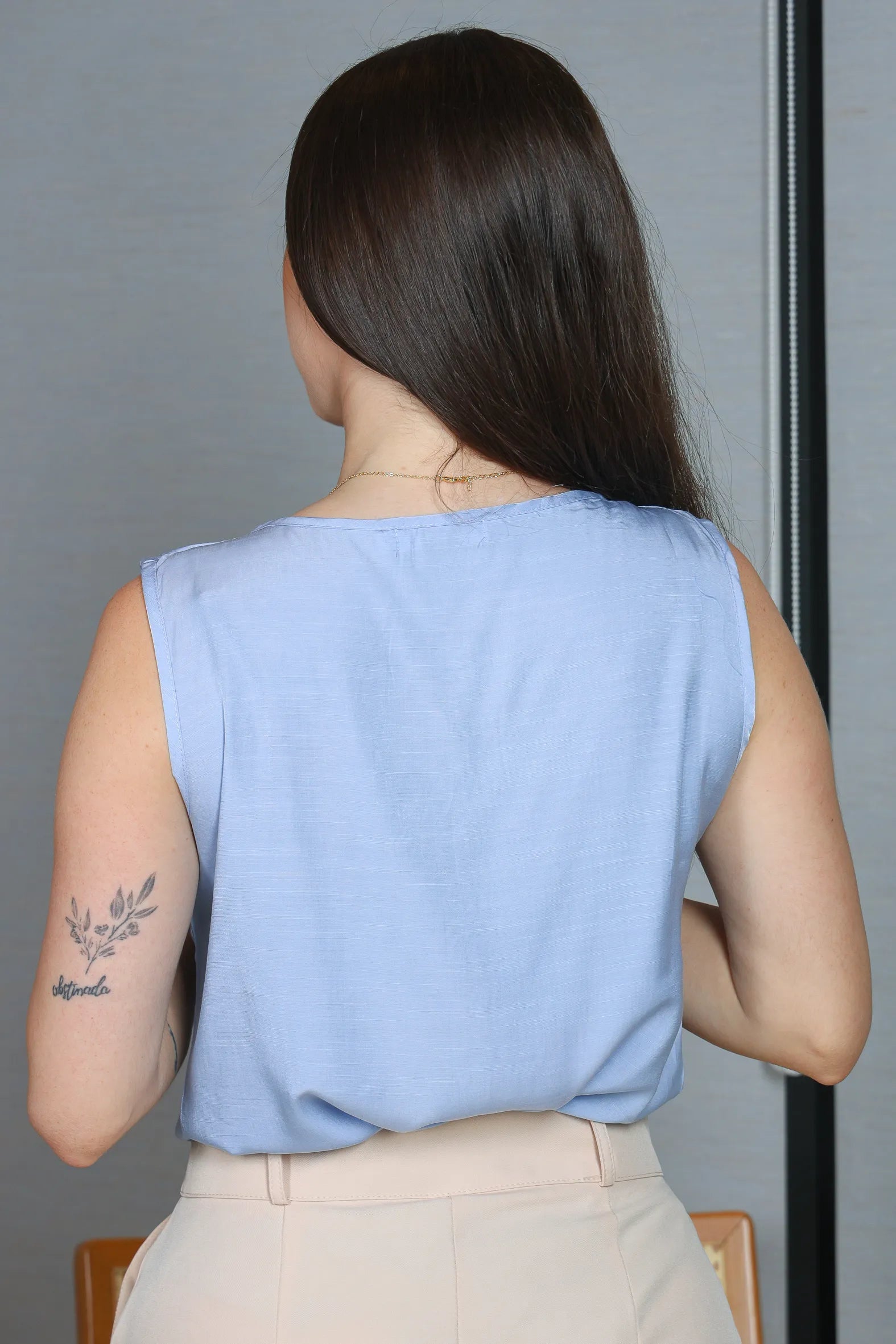 Blusa Regata em Poli Visco Detalhe Decote 