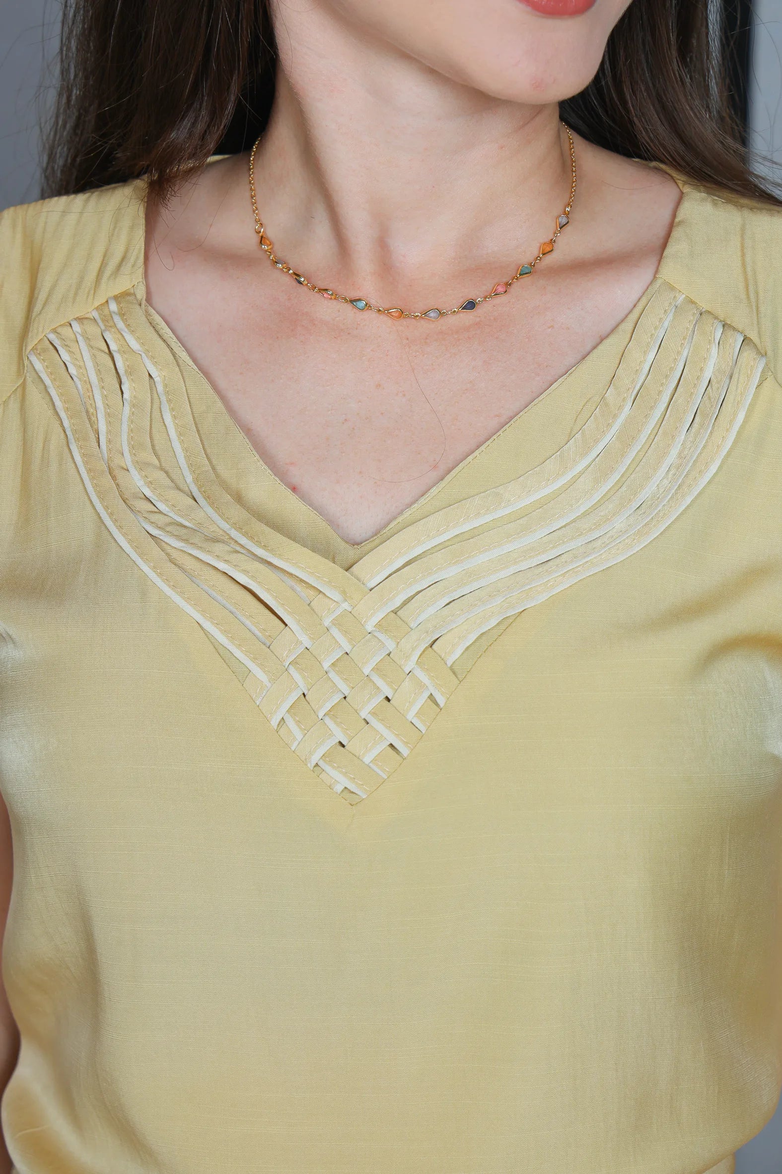 Blusa Regata em Poli Visco Detalhe Decote "V" Helena Mostarda