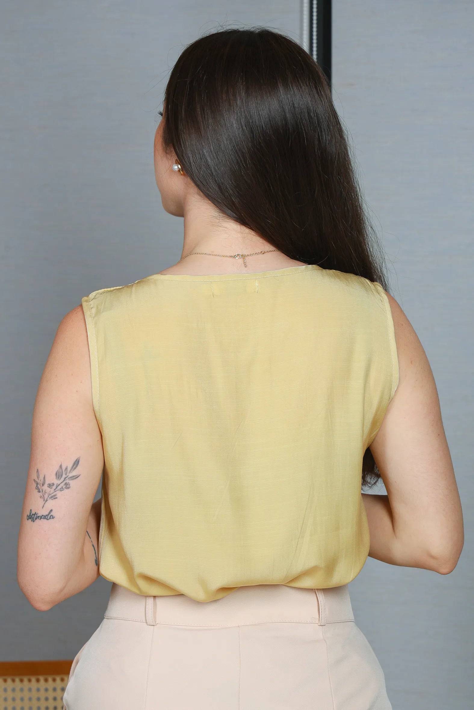 Blusa Regata em Poli Visco Detalhe Decote "V" Helena Mostarda