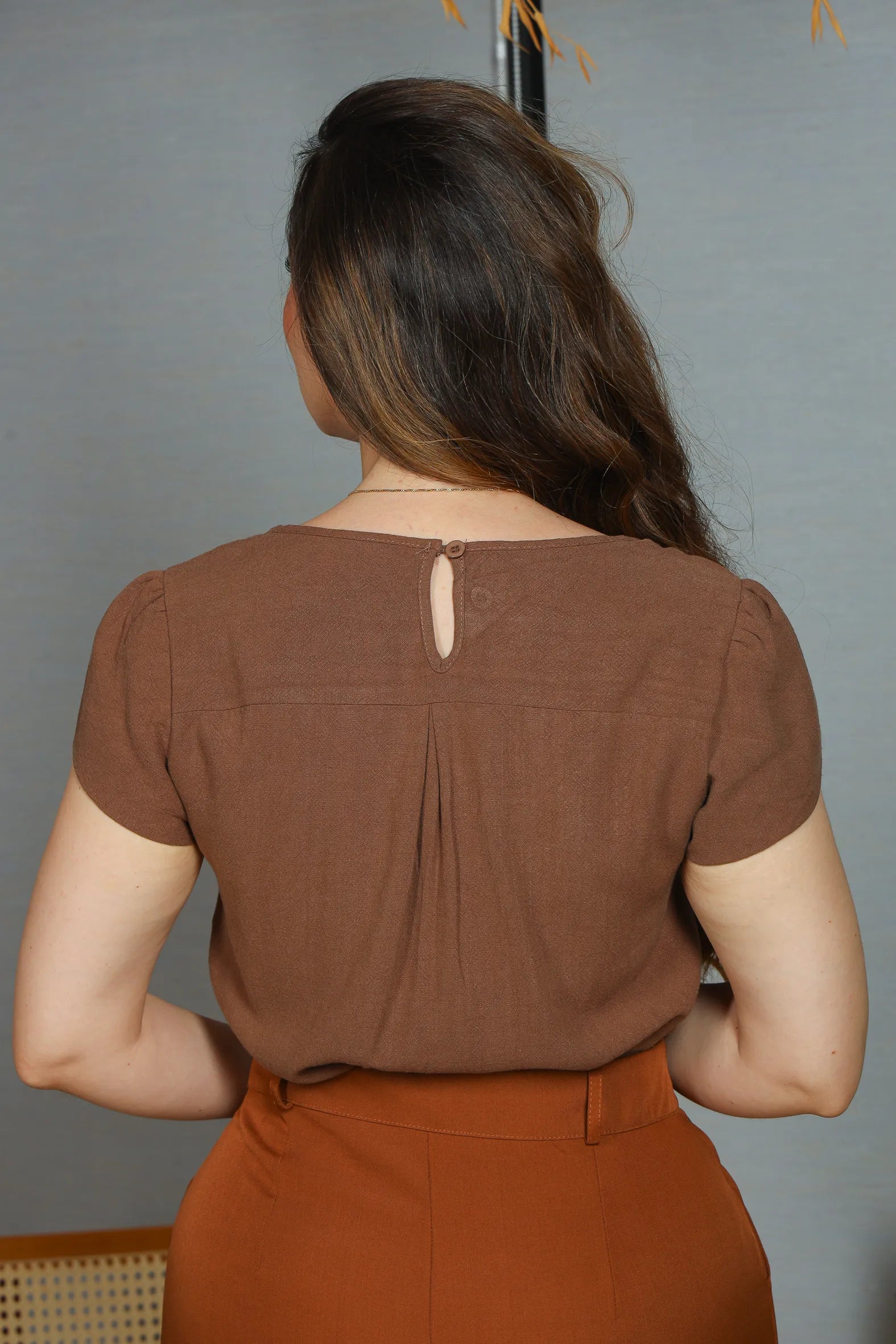 Blusa Manga Curta Transpassada Visco Linho Detalhe Colo Fabiana Marrom