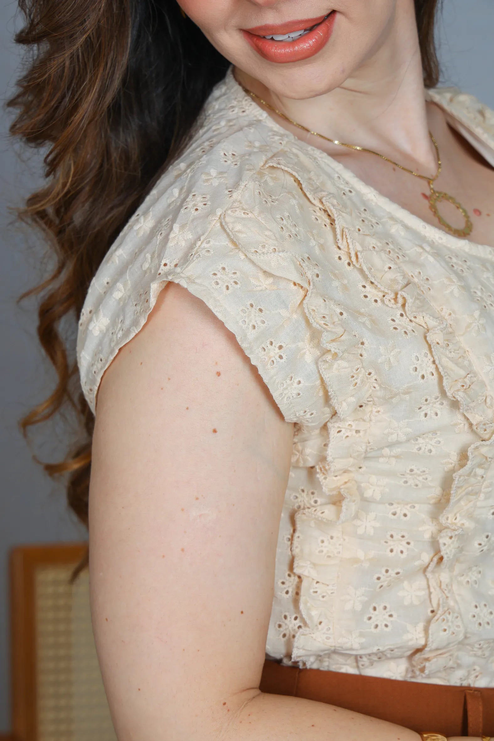 Blusa Manga Curta em Cotton Laise Detalhes Babados Marta Creme