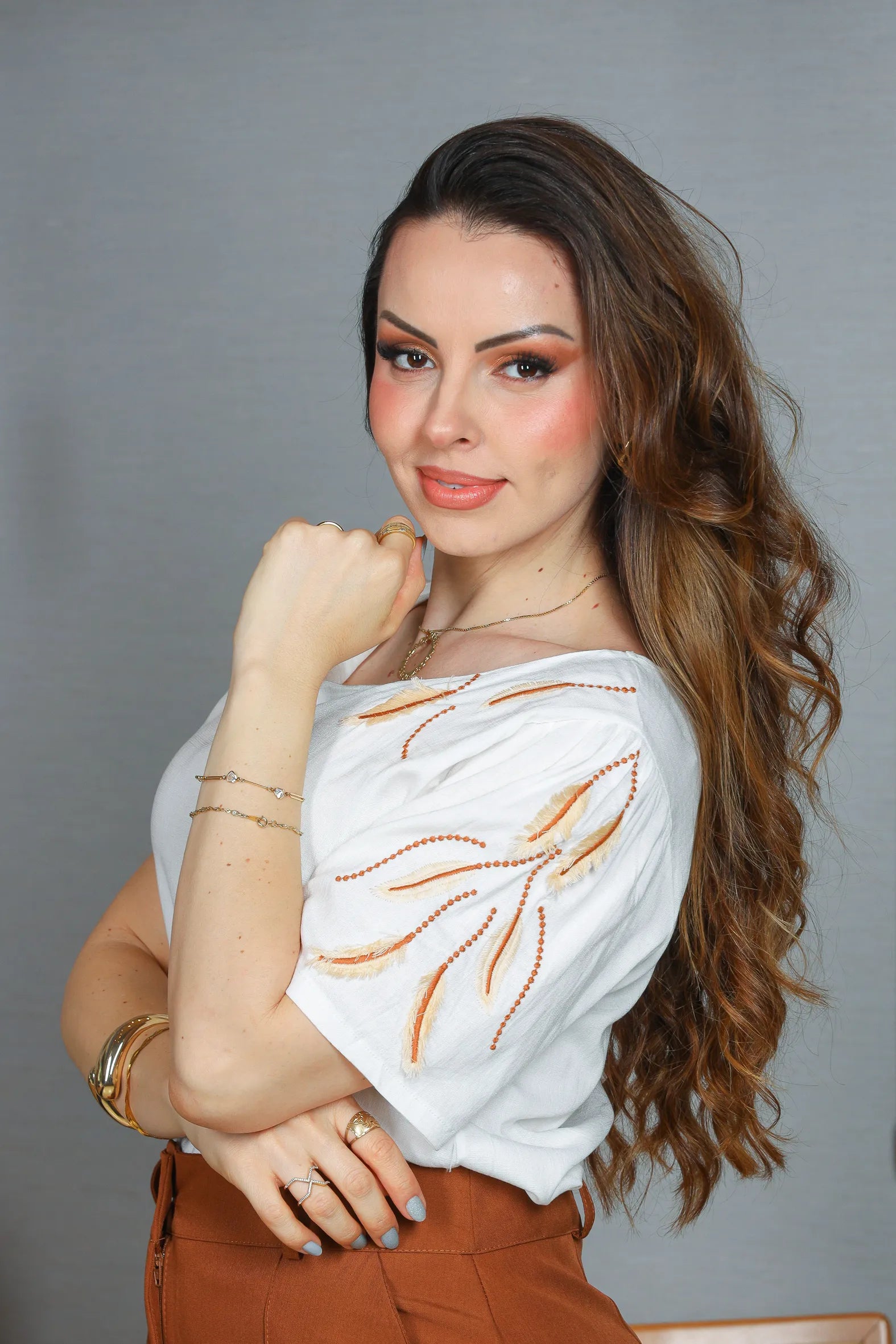 Blusa Manga Curta Visco Linen Detalhes em Bordado Amélia Off White