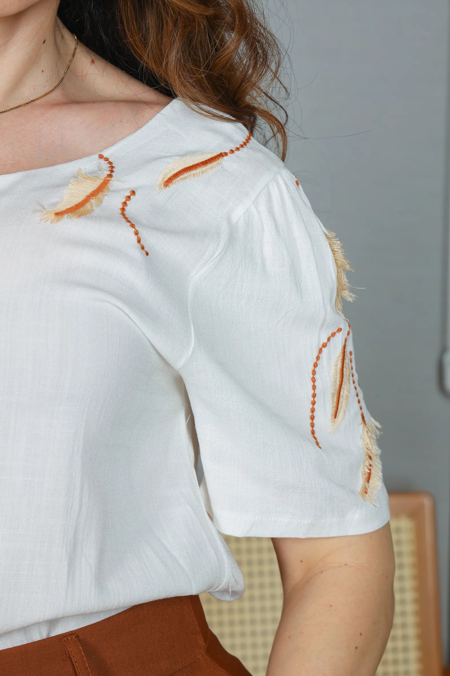 Blusa Manga Curta Visco Linen Detalhes em Bordado Amélia Off White