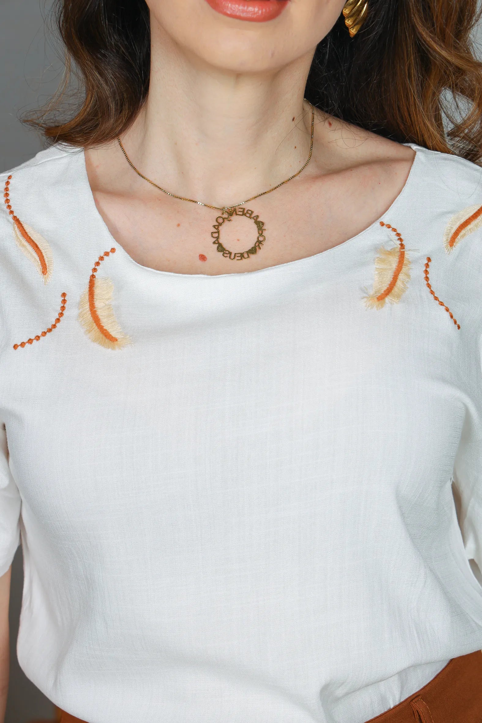 Blusa Manga Curta Visco Linen Detalhes em Bordado Amélia Off White