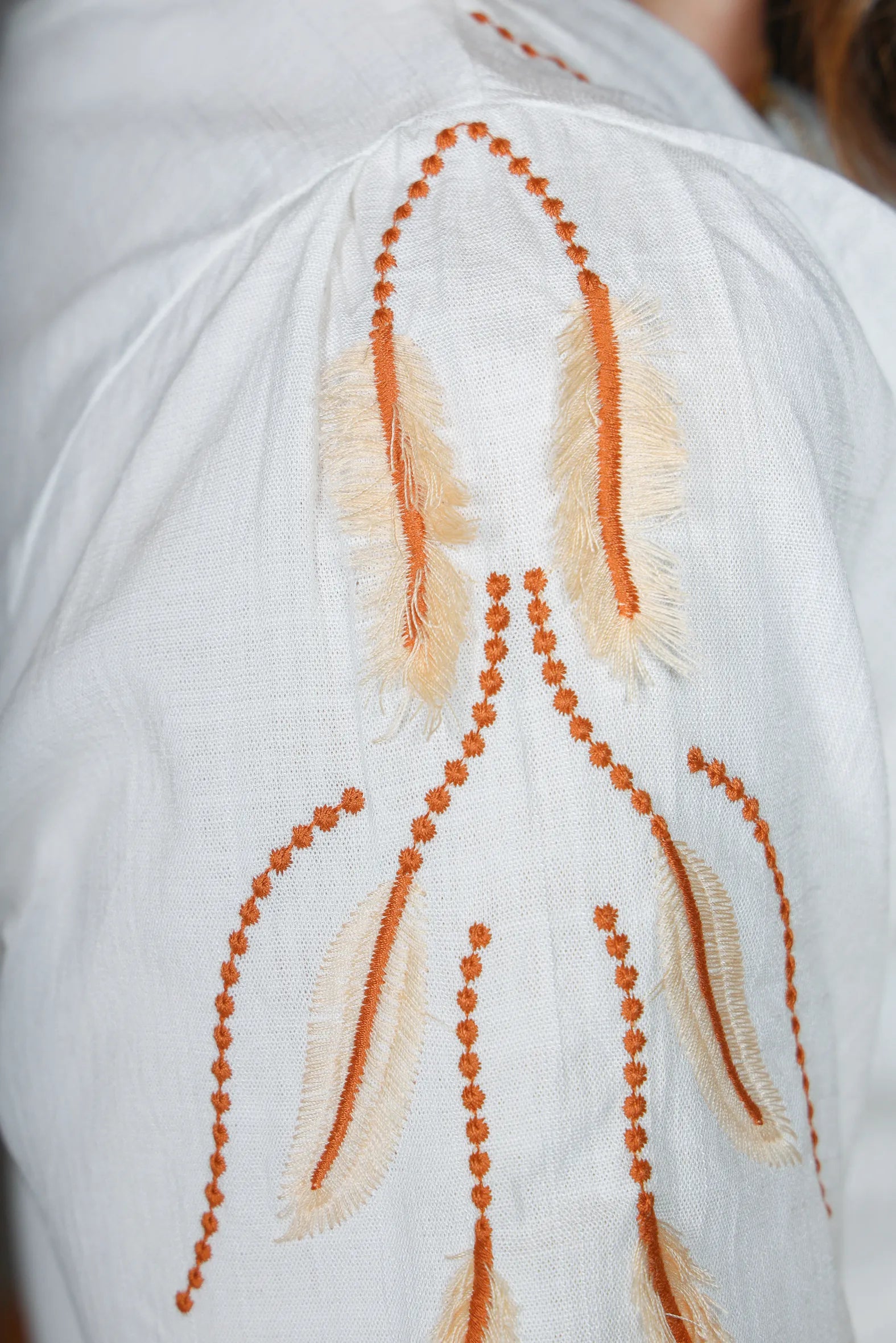 Blusa Manga Curta Visco Linen Detalhes em Bordado Amélia Off White