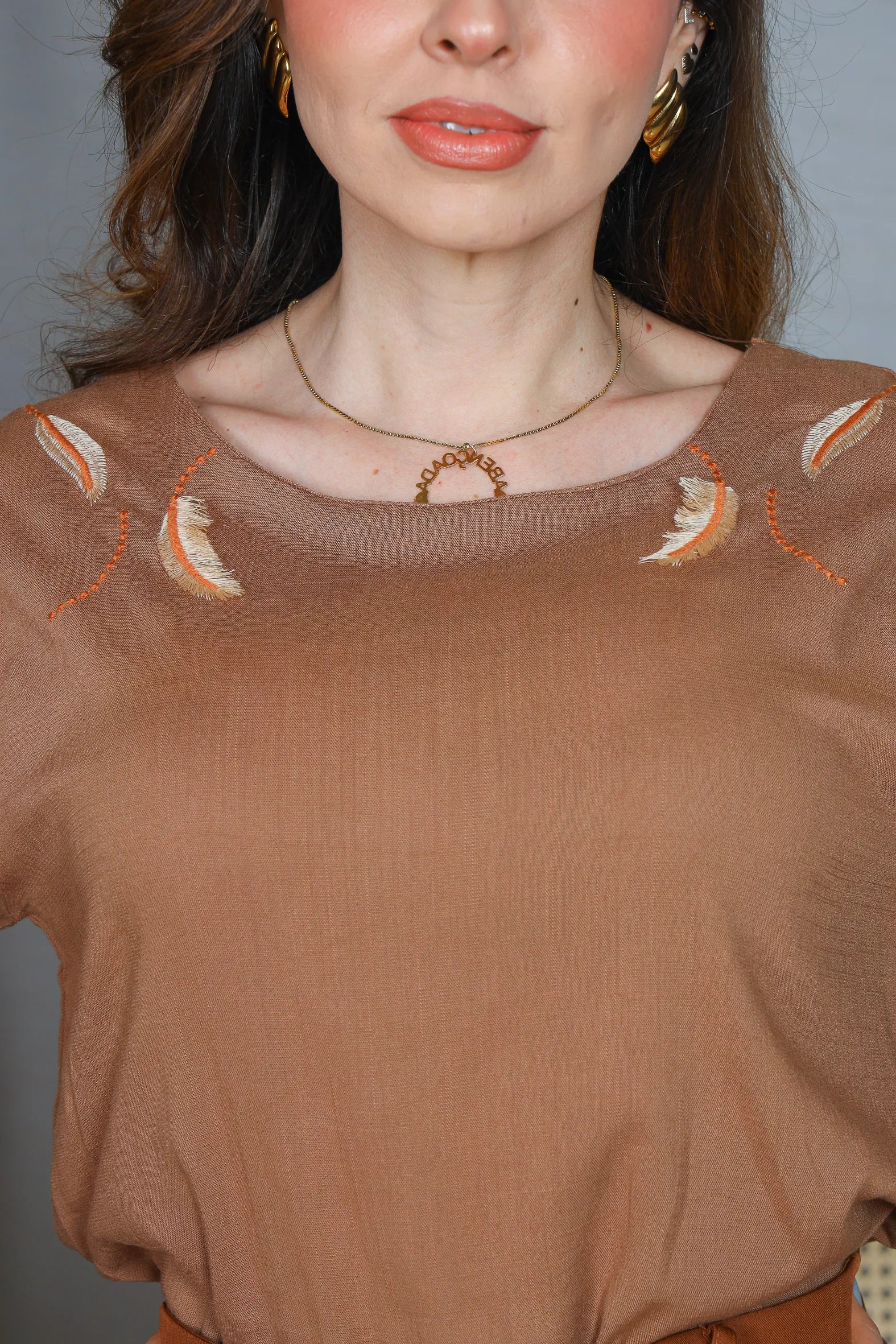 Blusa Manga Curta Visco Linen Detalhes em Bordado Amélia Marrom