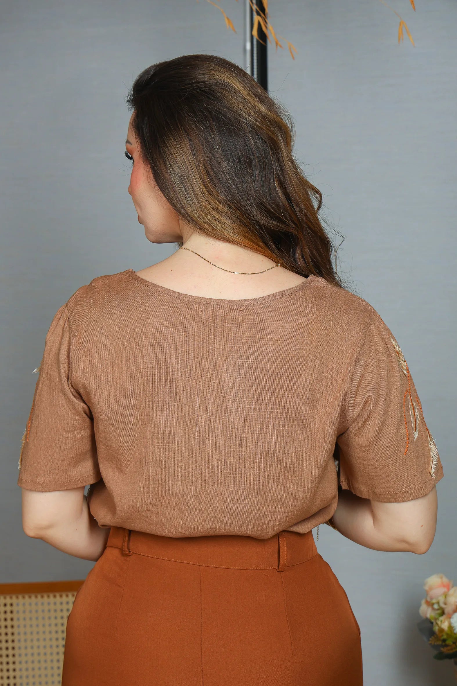 Blusa Manga Curta Visco Linen Detalhes em Bordado Amélia Marrom