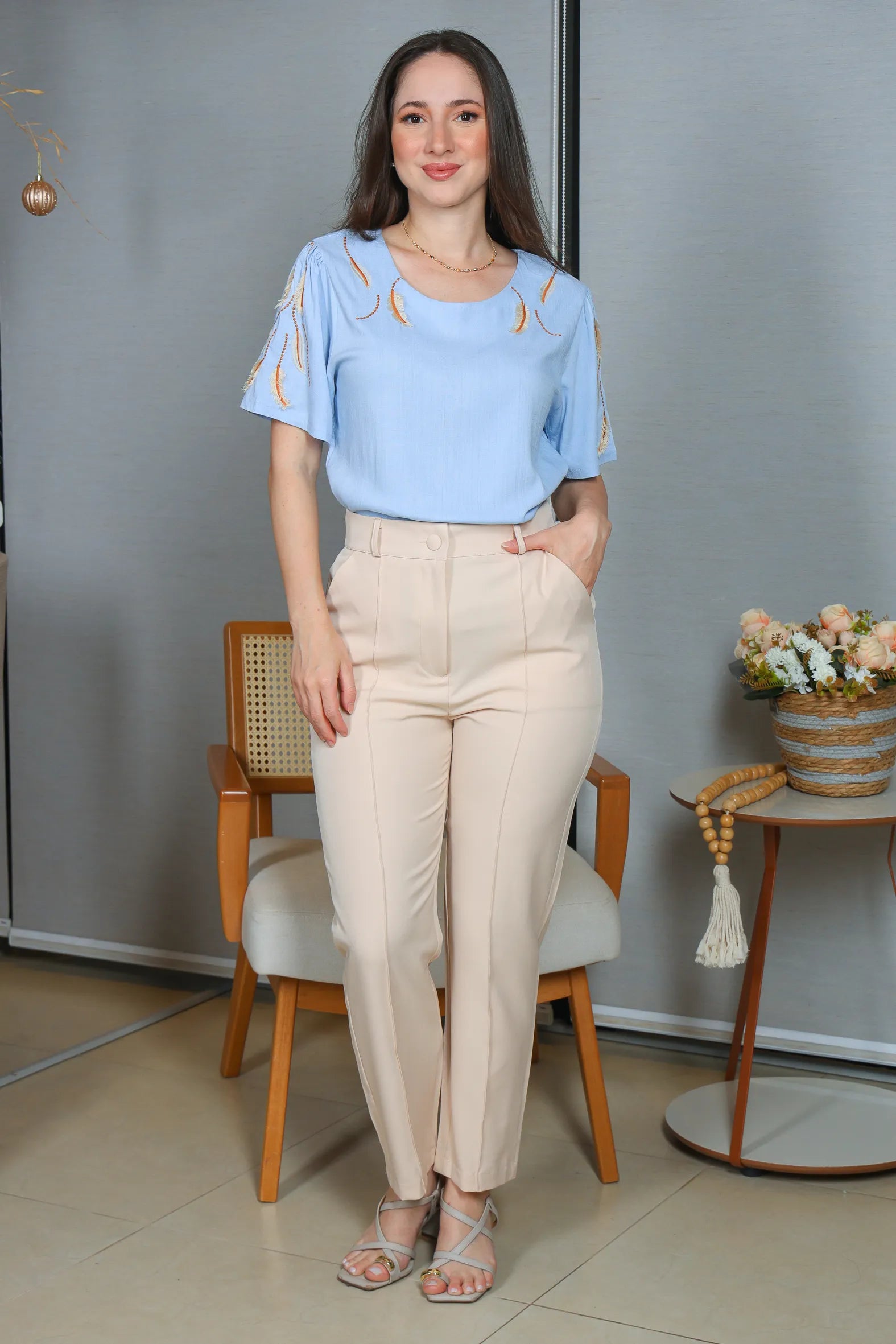 Blusa Manga Curta Visco Linen Detalhes em Bordado Amélia Azul