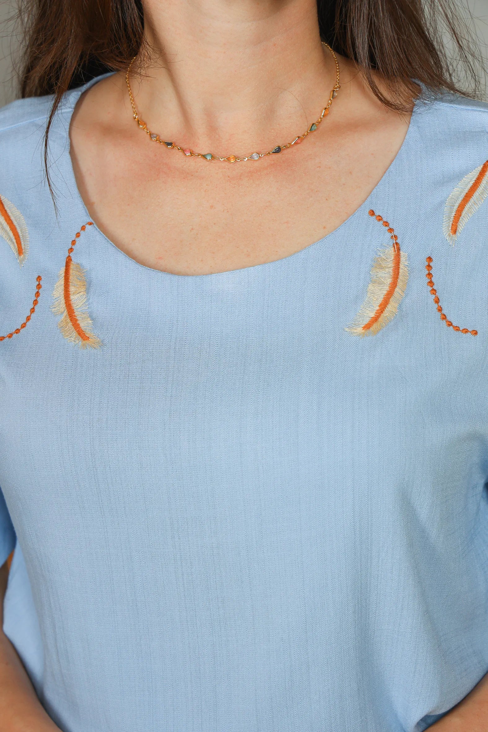 Blusa Manga Curta Visco Linen Detalhes em Bordado Amélia Azul