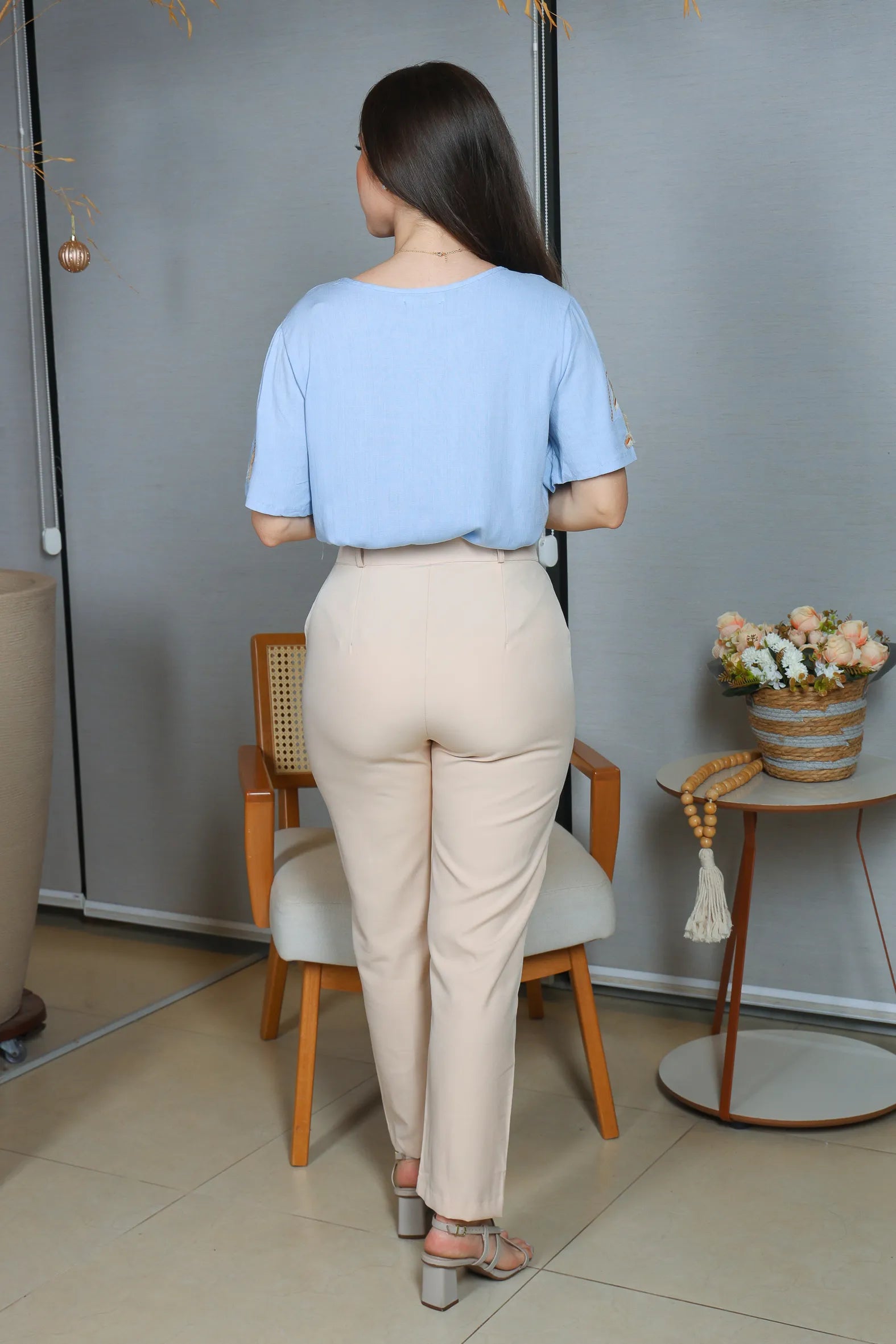 Blusa Manga Curta Visco Linen Detalhes em Bordado Amélia Azul