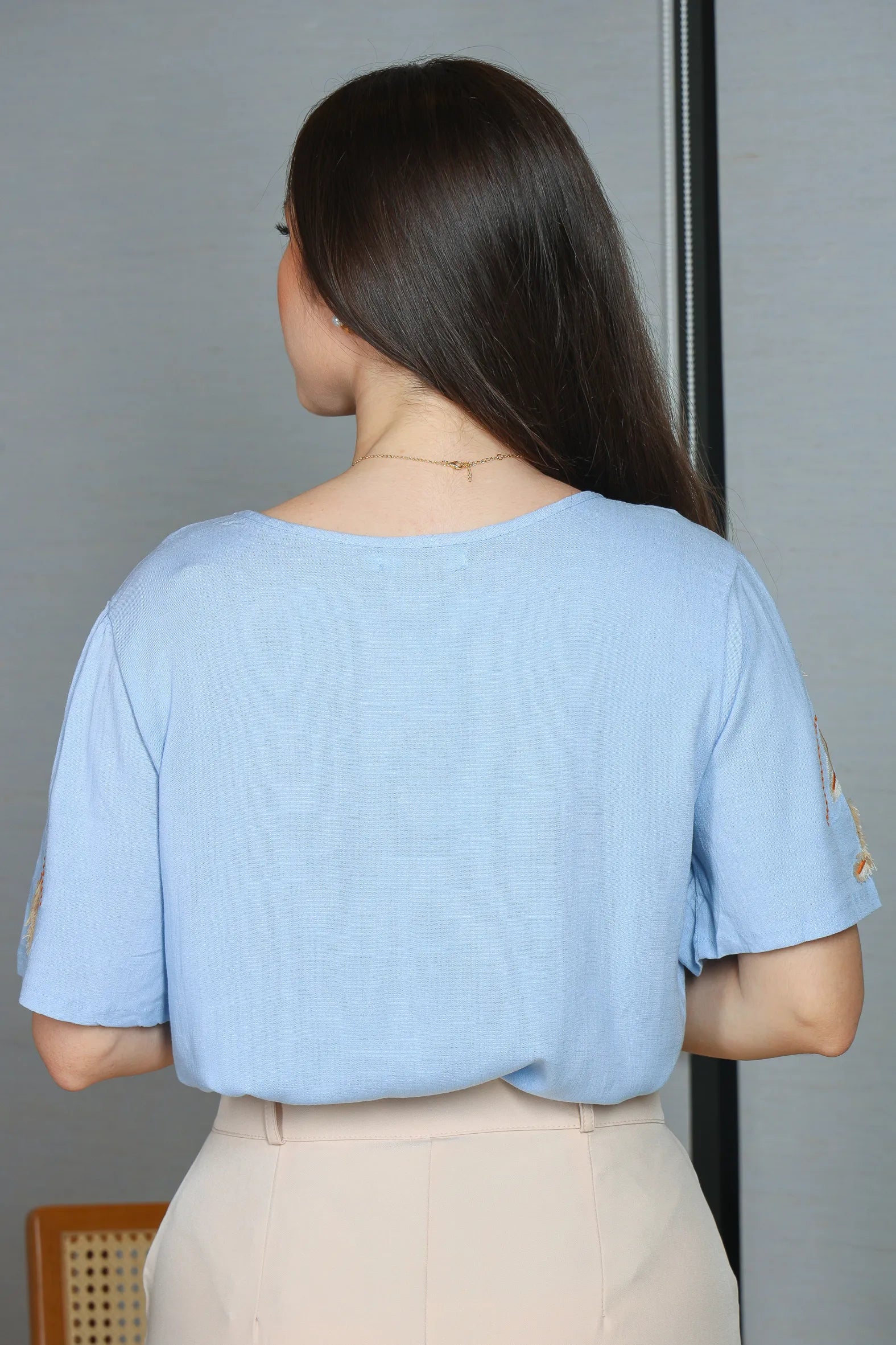 Blusa Manga Curta Visco Linen Detalhes em Bordado Amélia Azul