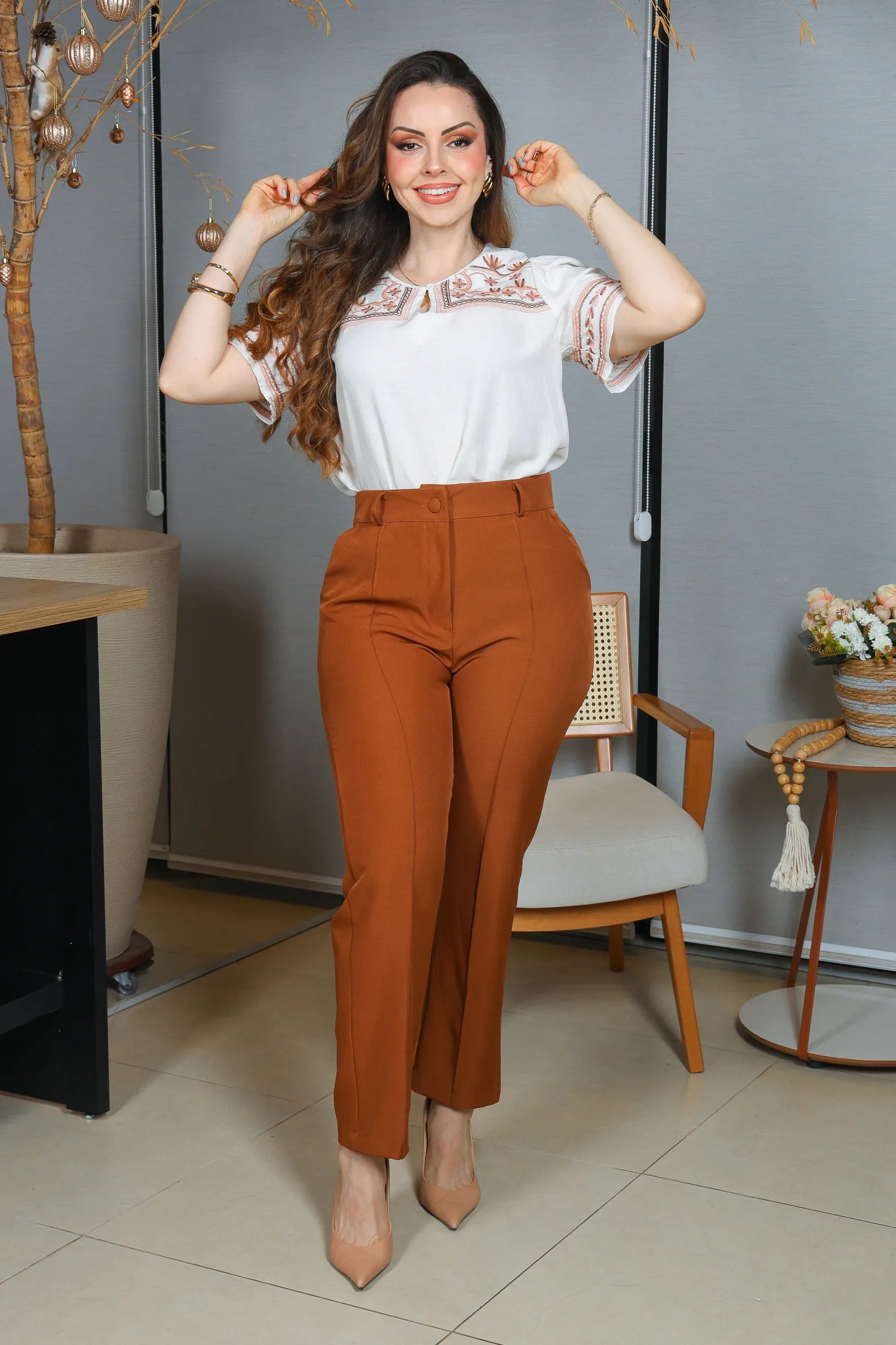 Blusa Manga Curta Visco Linho Decote em "V" Detalhe Bordado Patricia Branca