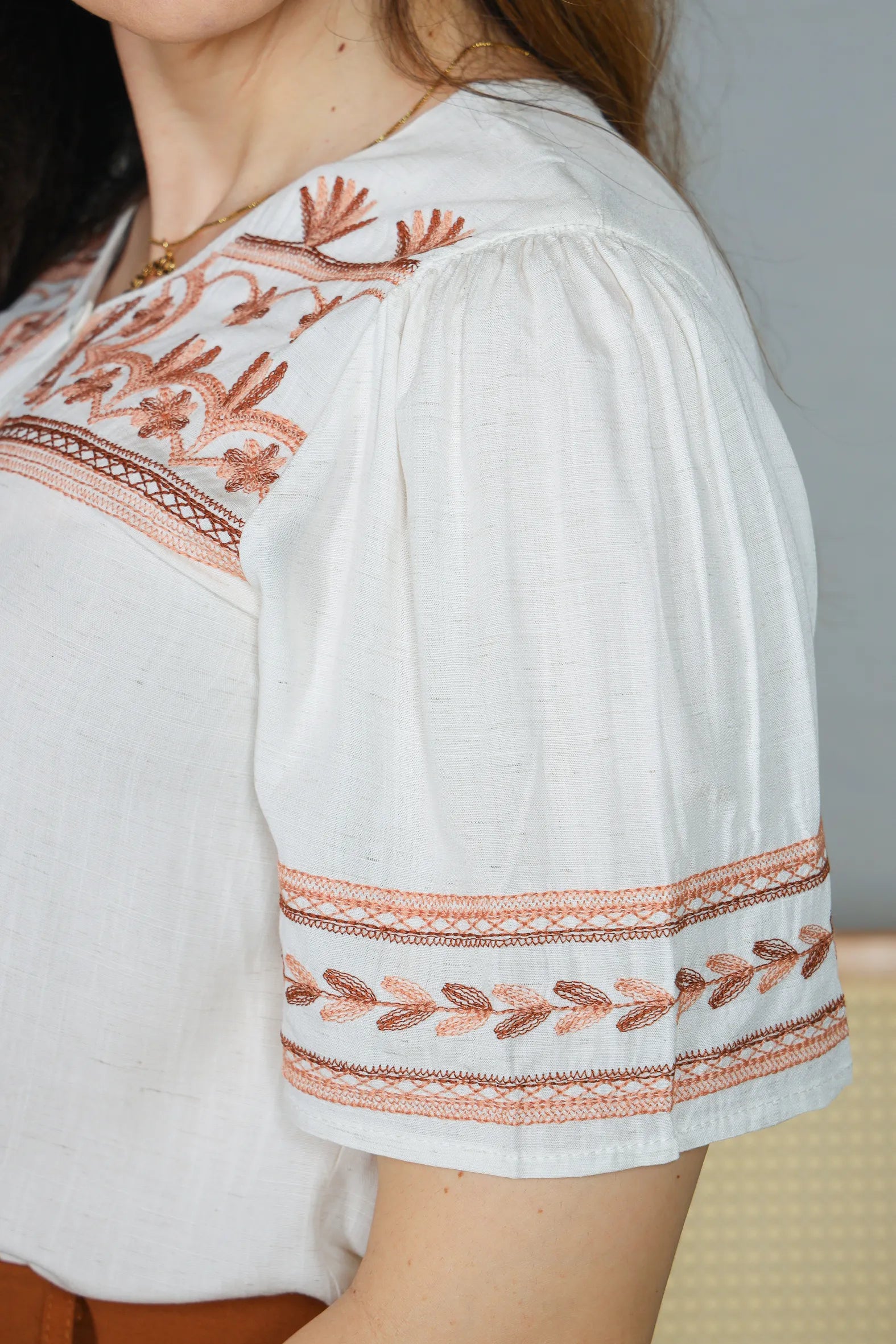 Blusa Manga Curta Visco Linho Decote em "V" Detalhe Bordado Patricia Branca