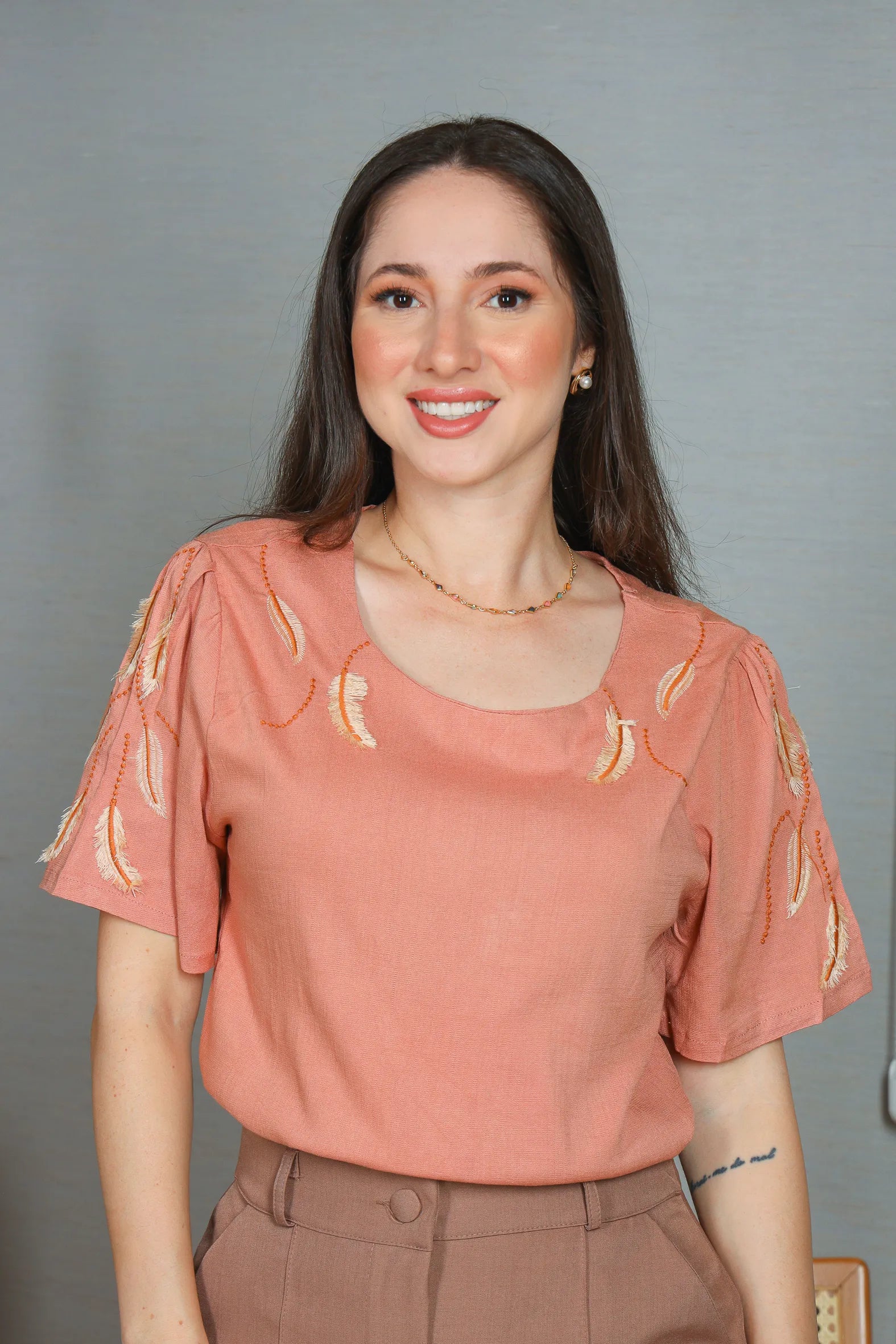 Blusa Manga Curta Visco Linen Detalhes em Bordado Amélia Rosê