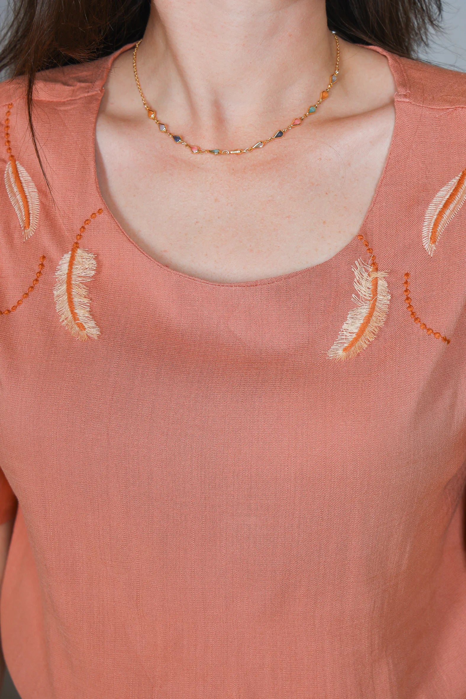 Blusa Manga Curta Visco Linen Detalhes em Bordado Amélia Rosê