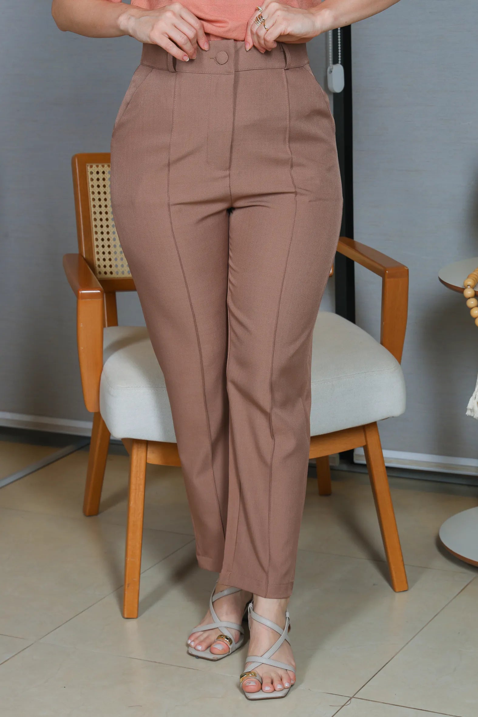 Calça em Alfaiataria Corte Reto com Friso e Botão Encapado Silvia Marrom Cappuccino