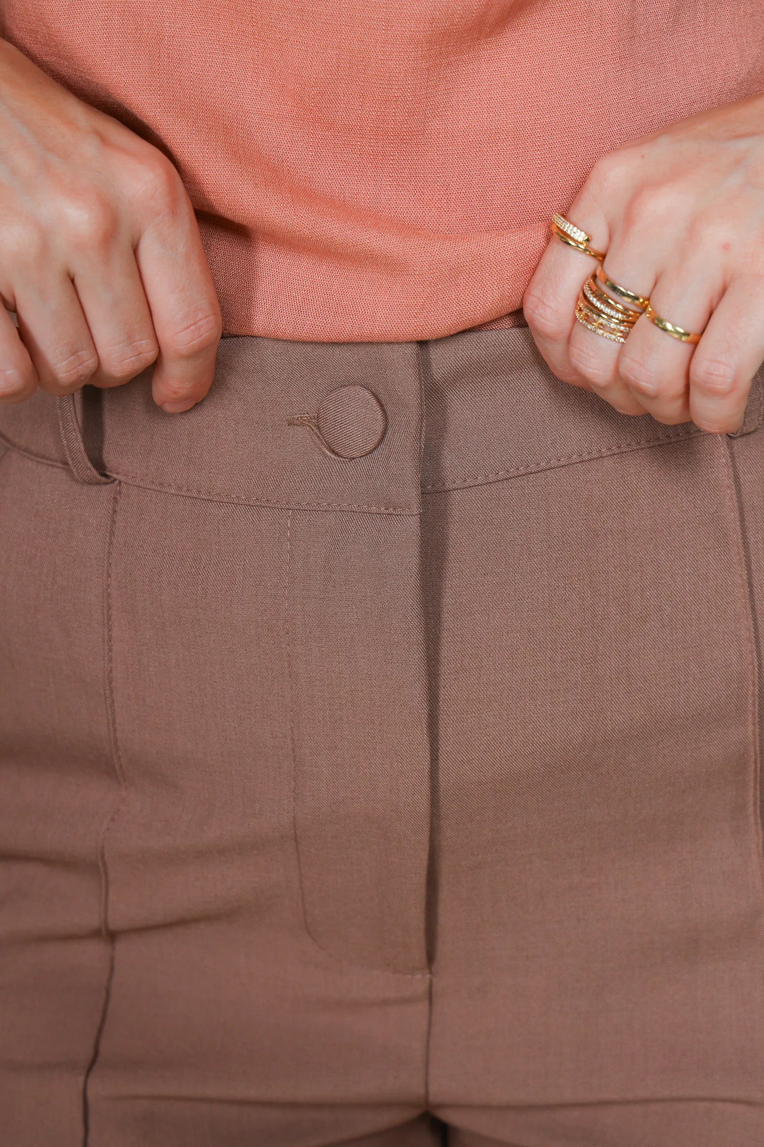 Calça em Alfaiataria Corte Reto com Friso e Botão Encapado Silvia Marrom Cappuccino