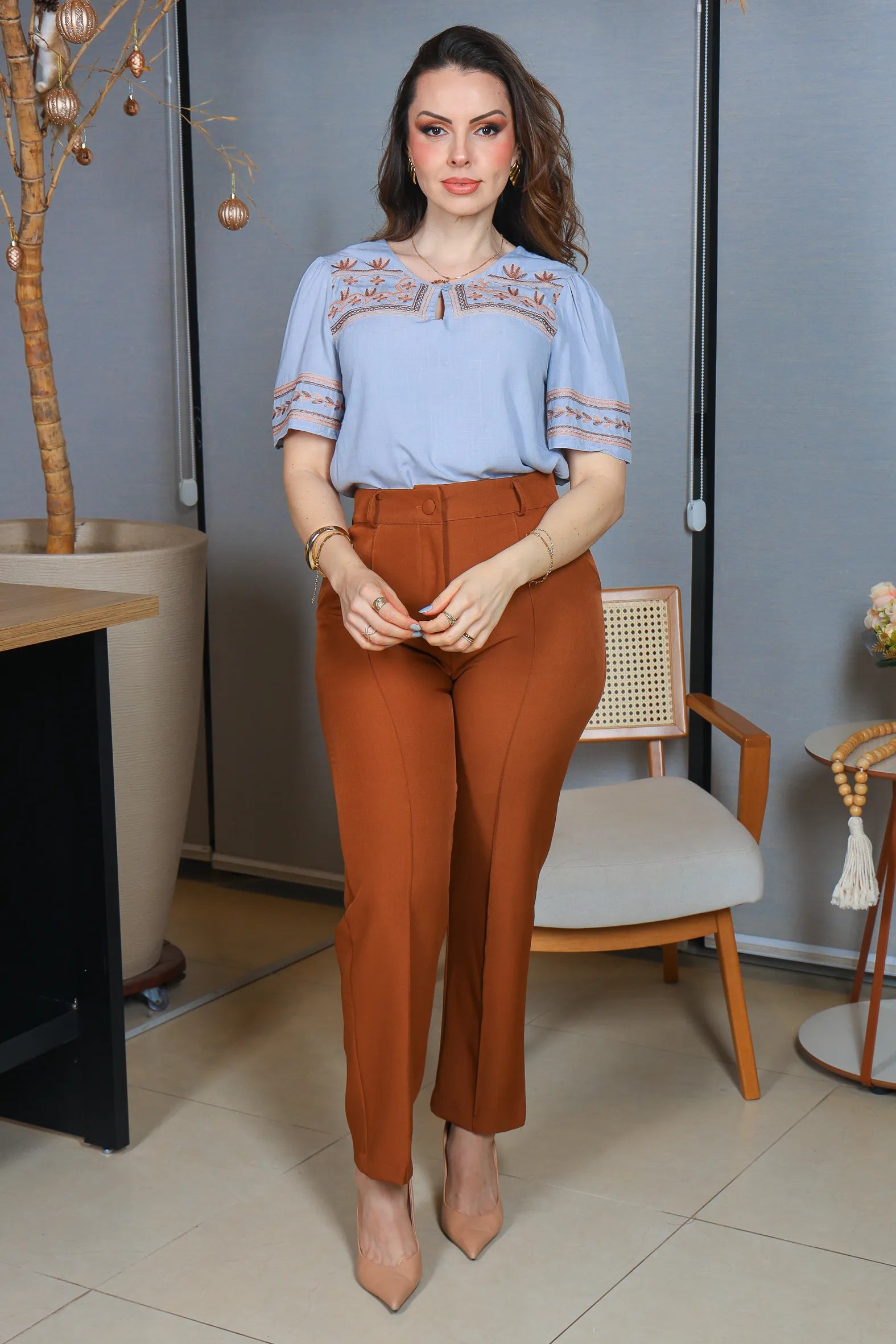 Blusa Manga Curta Visco Linho Decote em "V" Detalhe Bordado Patricia Azul