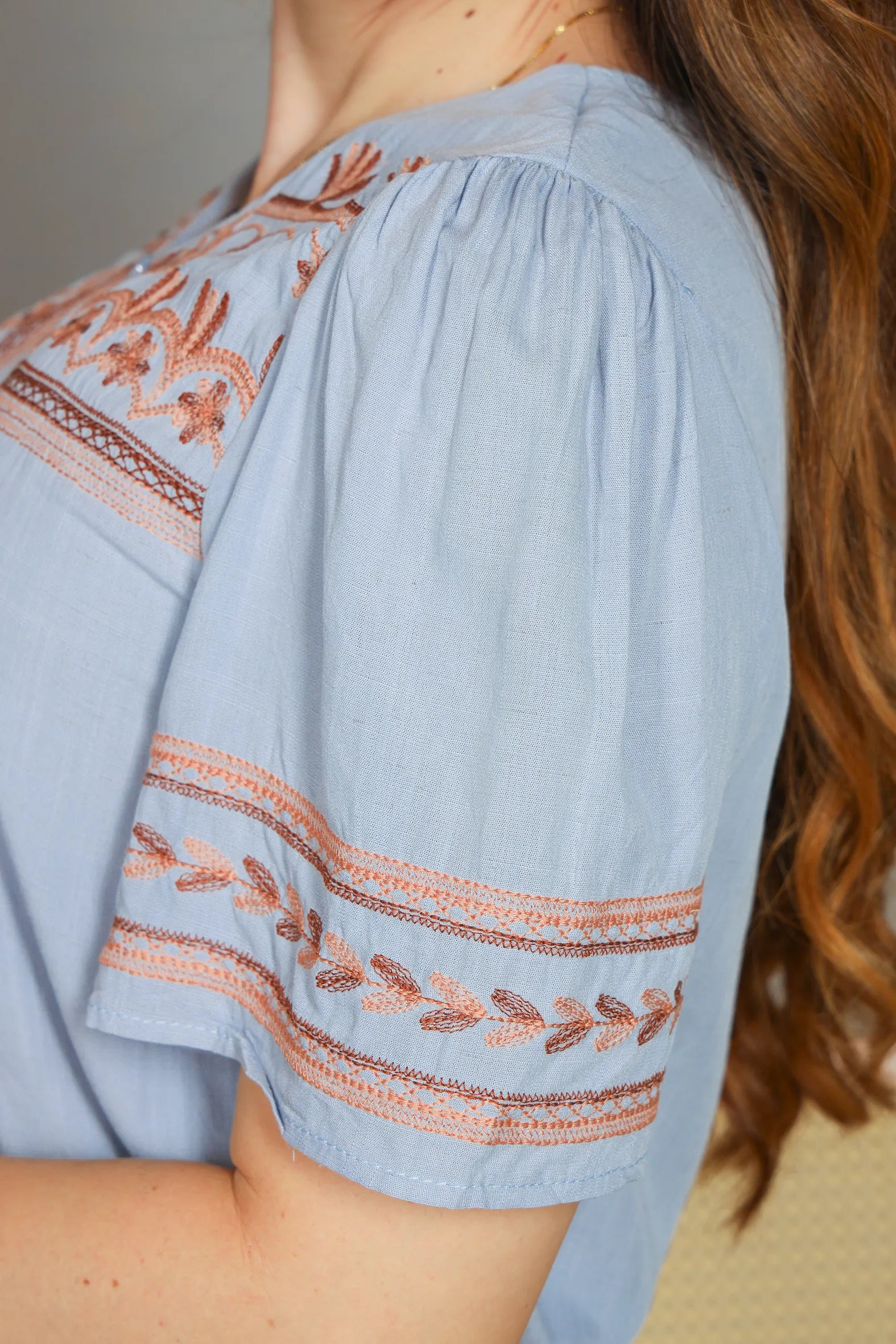 Blusa Manga Curta Visco Linho Decote em "V" Detalhe Bordado Patricia Azul