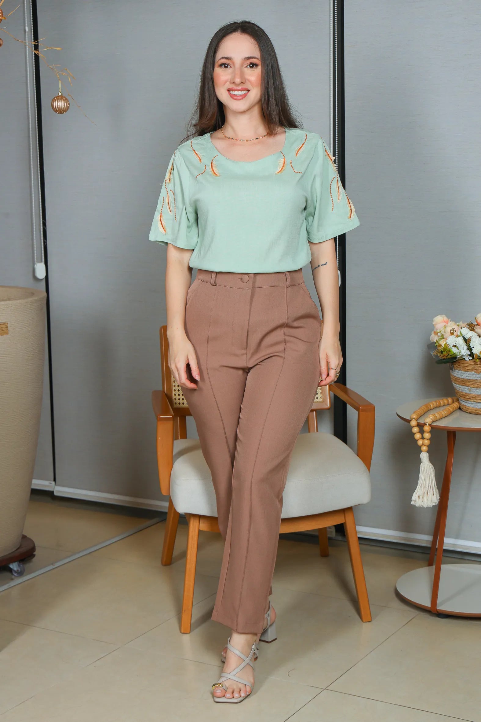 Blusa Manga Curta Visco Linen Detalhes em Bordado Amélia Verde