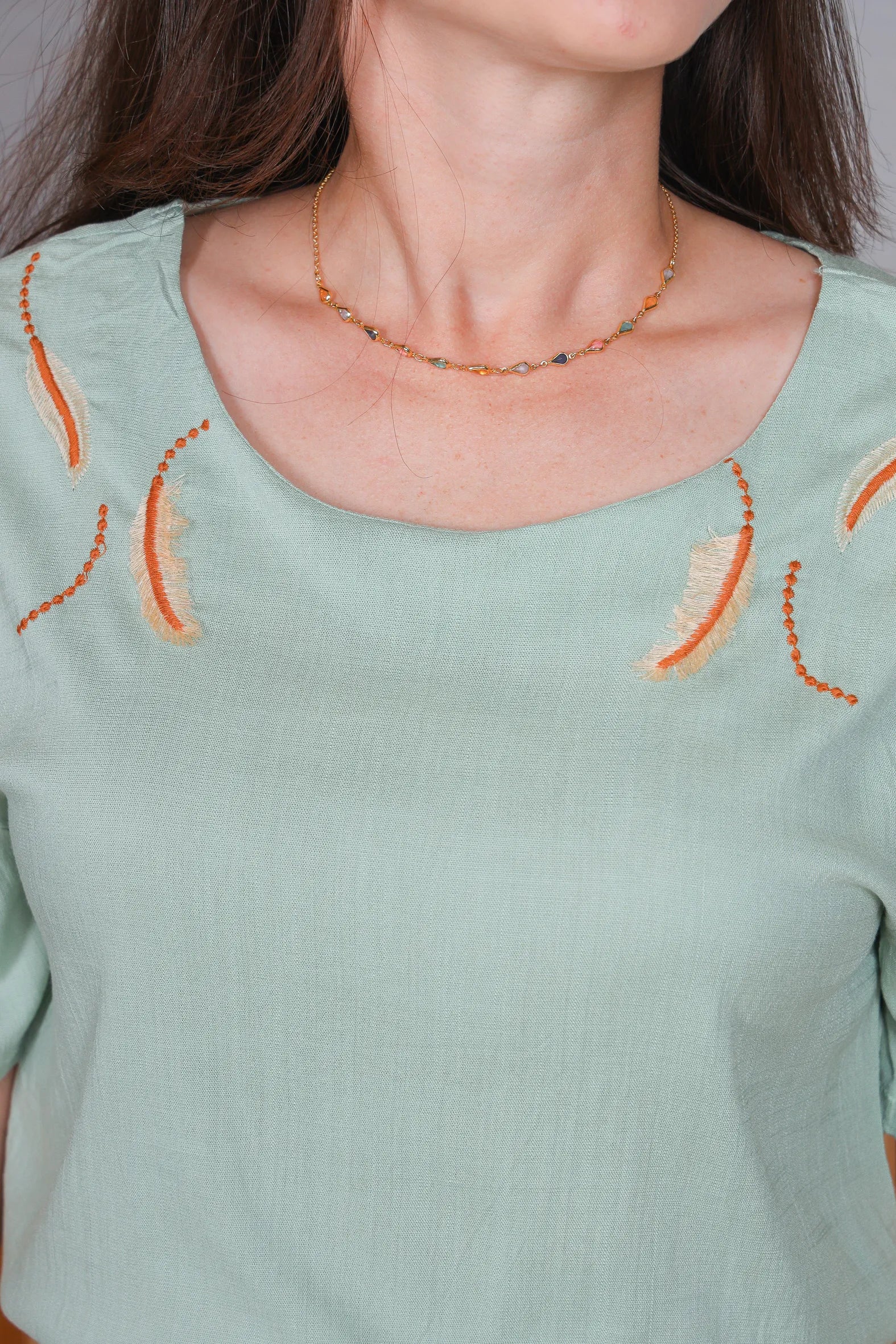 Blusa Manga Curta Visco Linen Detalhes em Bordado Amélia Verde