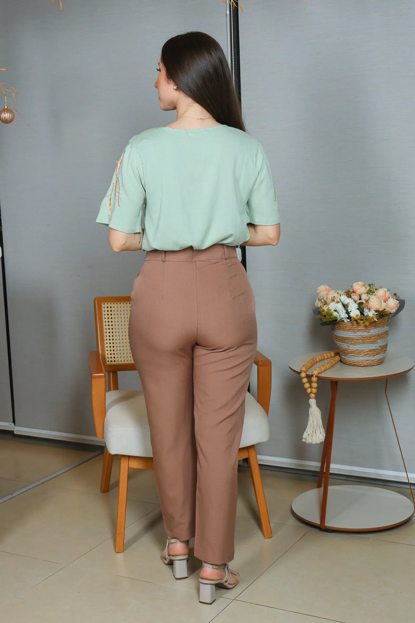 Blusa Manga Curta Visco Linen Detalhes em Bordado Amélia Verde