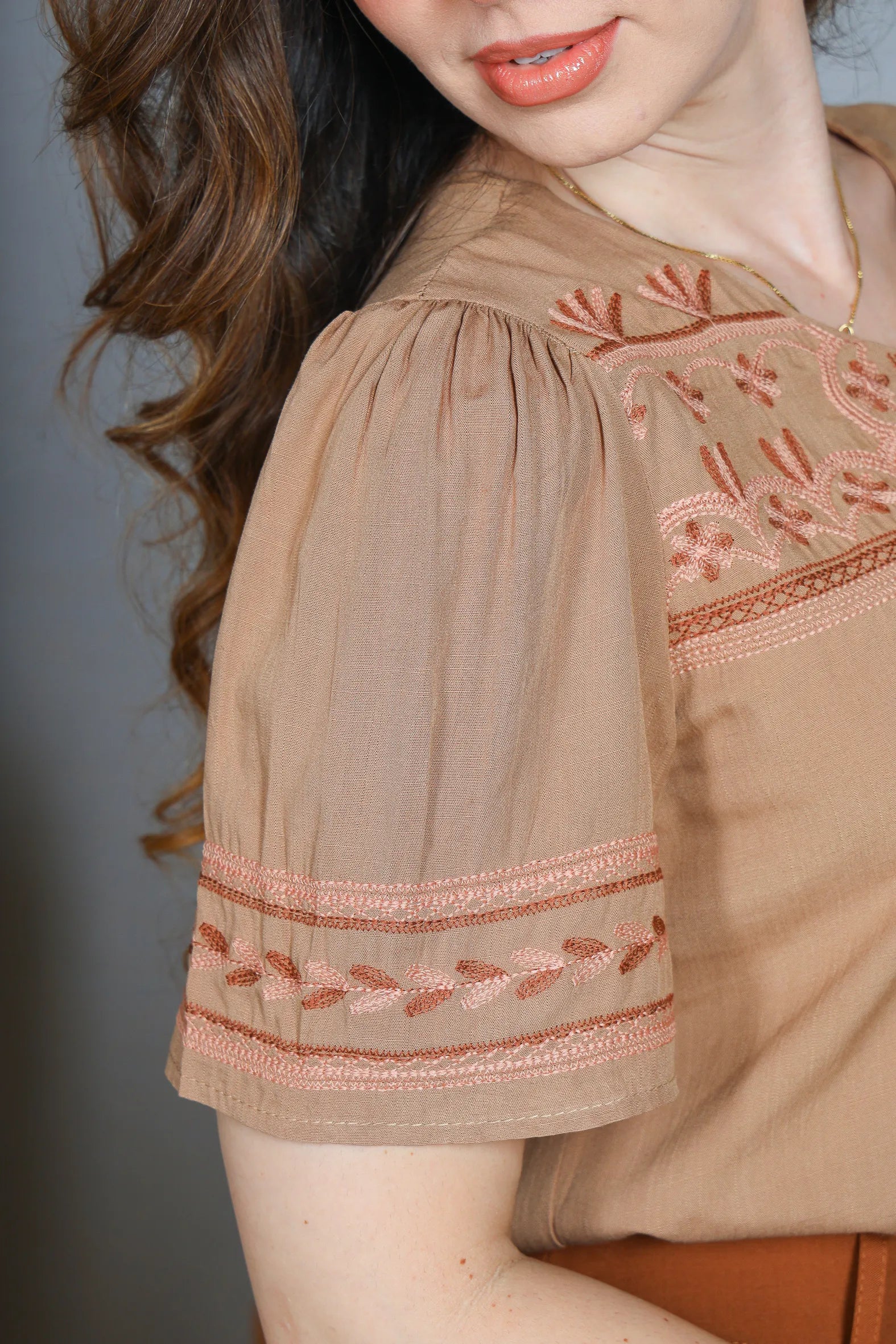 Blusa Manga Curta Visco Linho Decote em "V" Detalhe Bordado Patricia Marrom