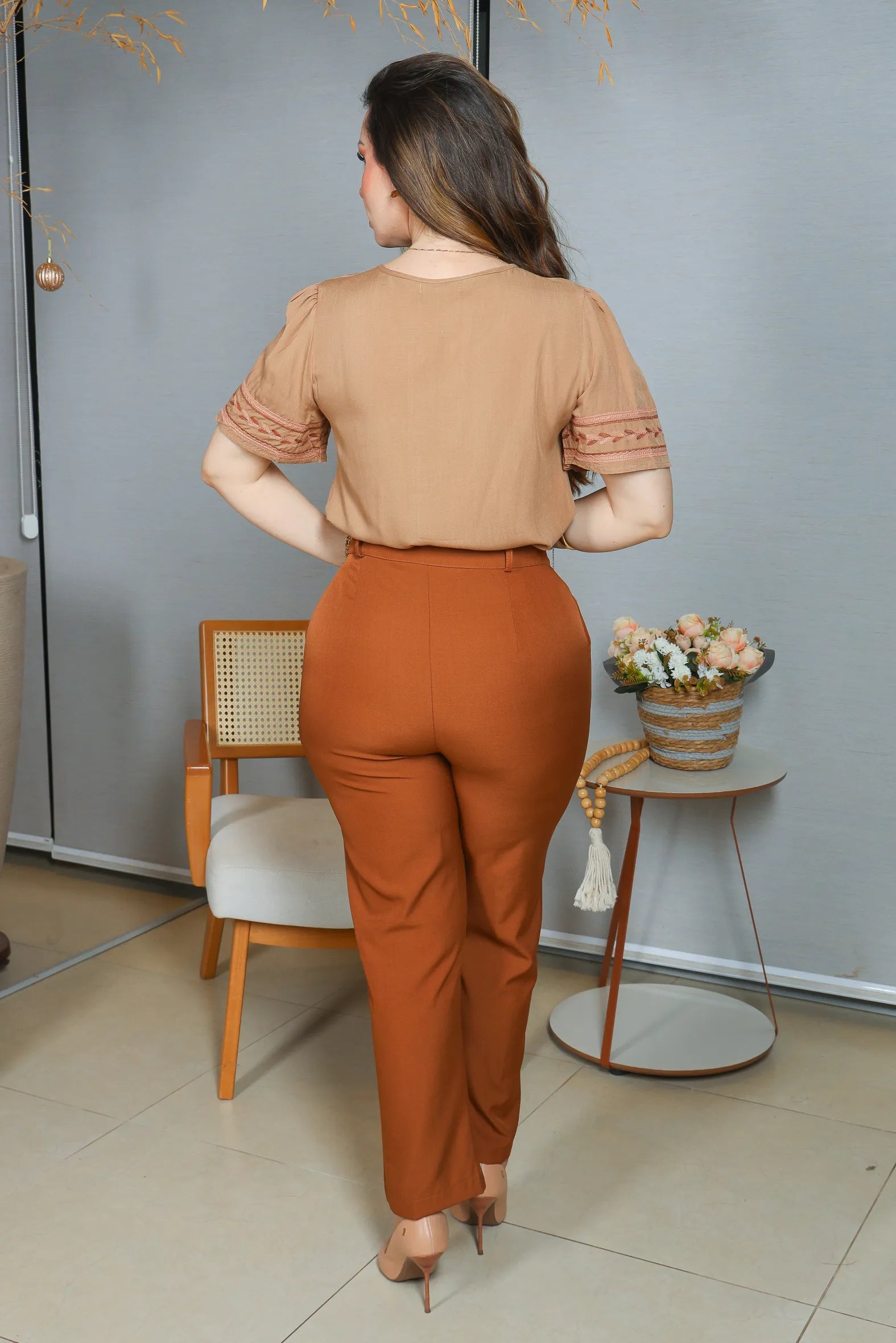 Blusa Manga Curta Visco Linho Decote em "V" Detalhe Bordado Patricia Marrom