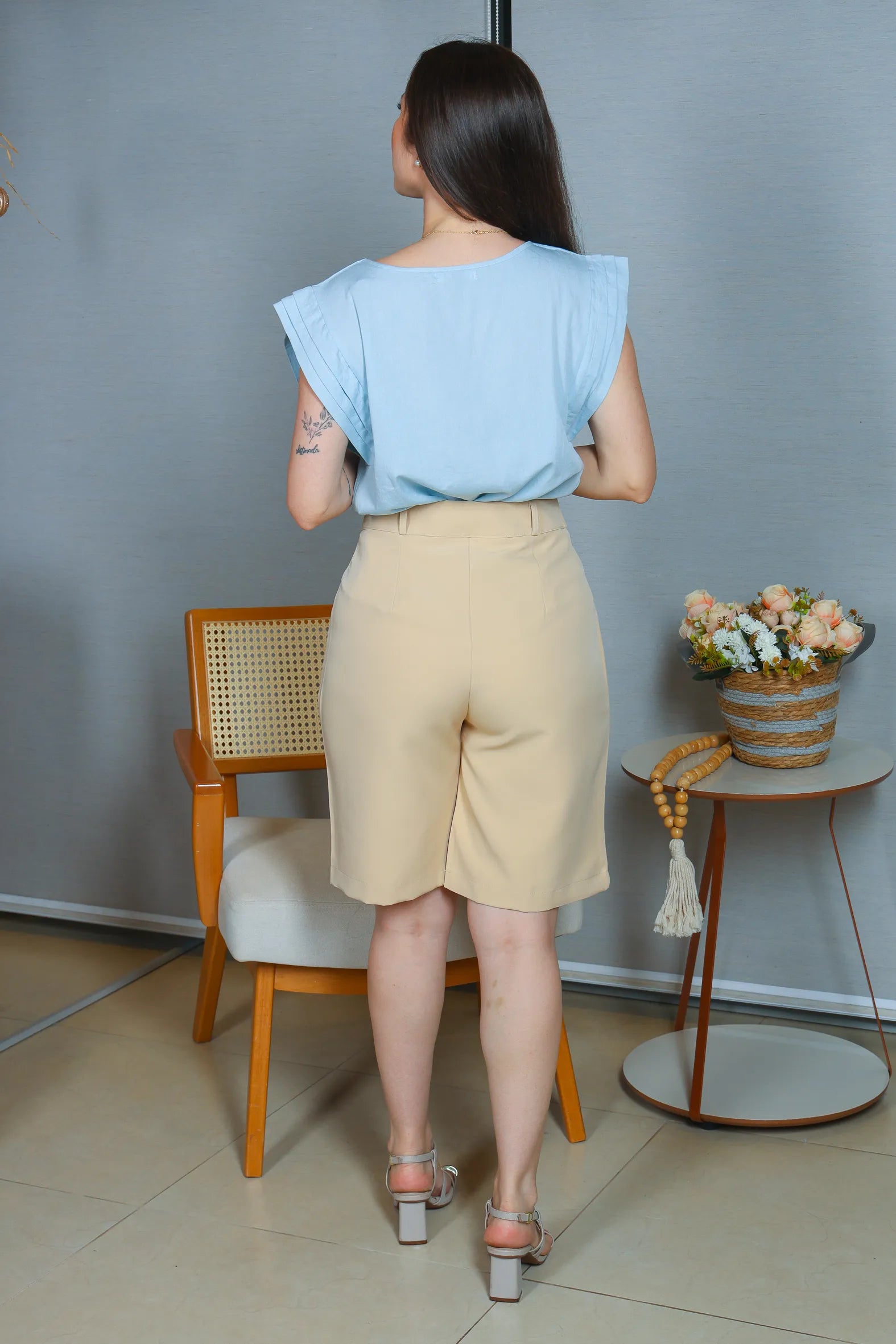 Bermuda em Crepe Alfaiataria Botão Encapado Marlene Bege