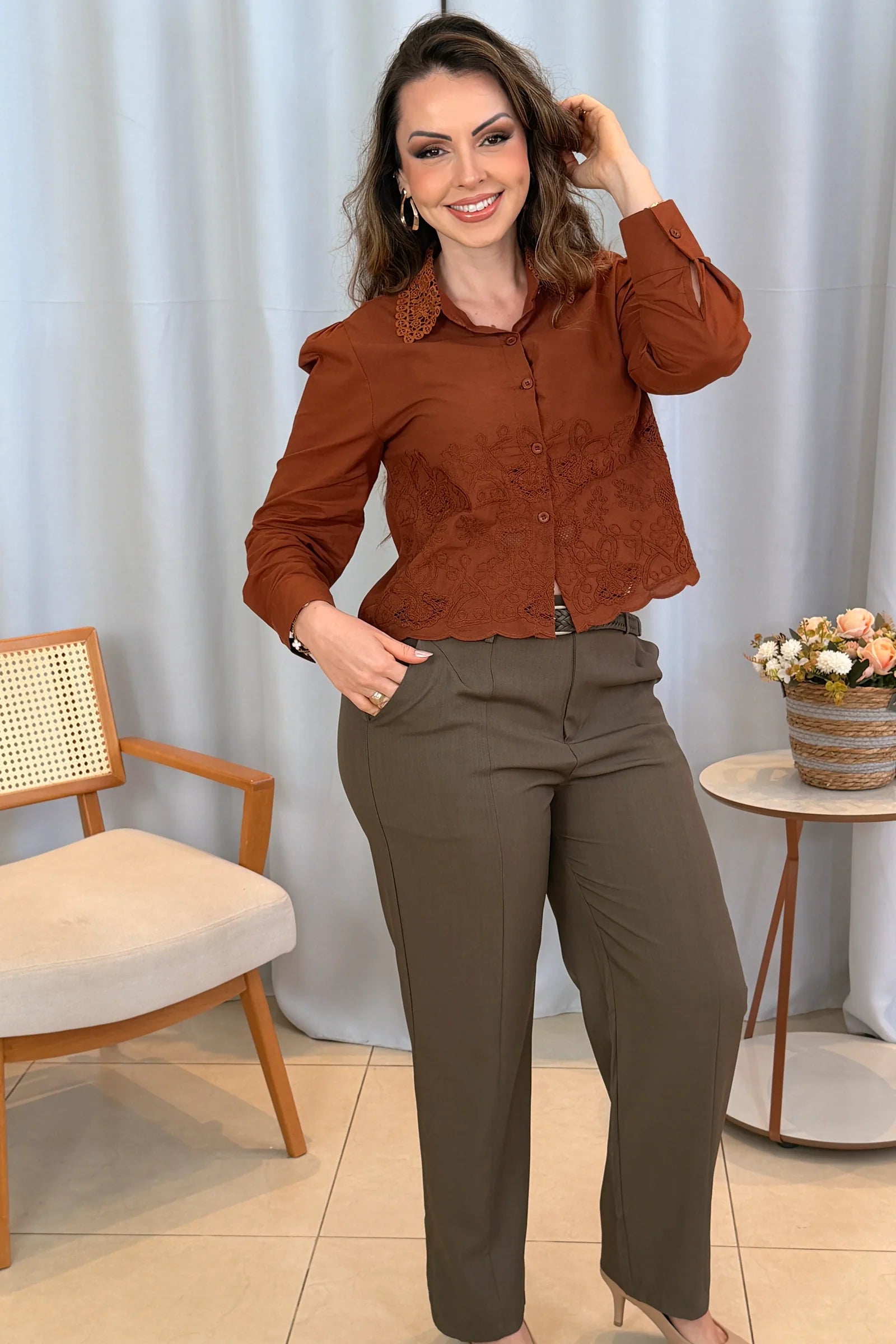 Conjunto: Camisa em Laise com Detalhes em Renda Marina Marrom + Calça Reta que Alonga a Silhueta Bianca Marrom