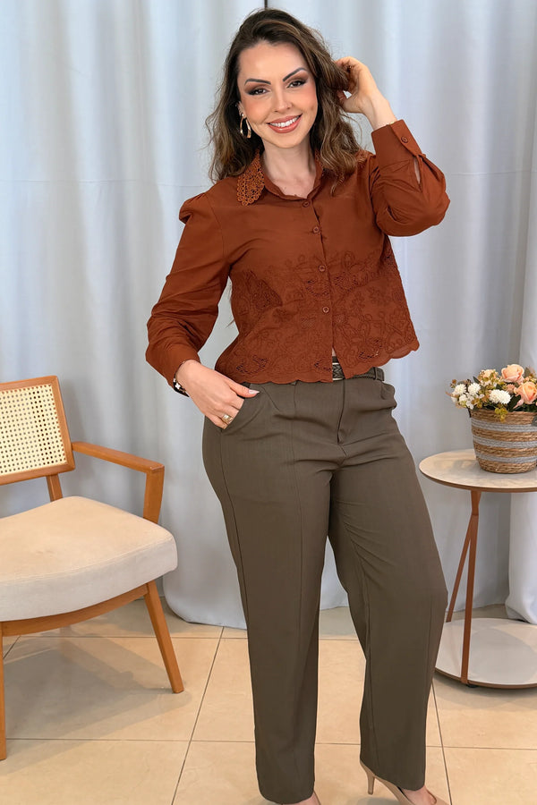 Conjunto: Camisa em Laise com Detalhes em Renda Marina Marrom + Calça Reta que Alonga a Silhueta Bianca Marrom