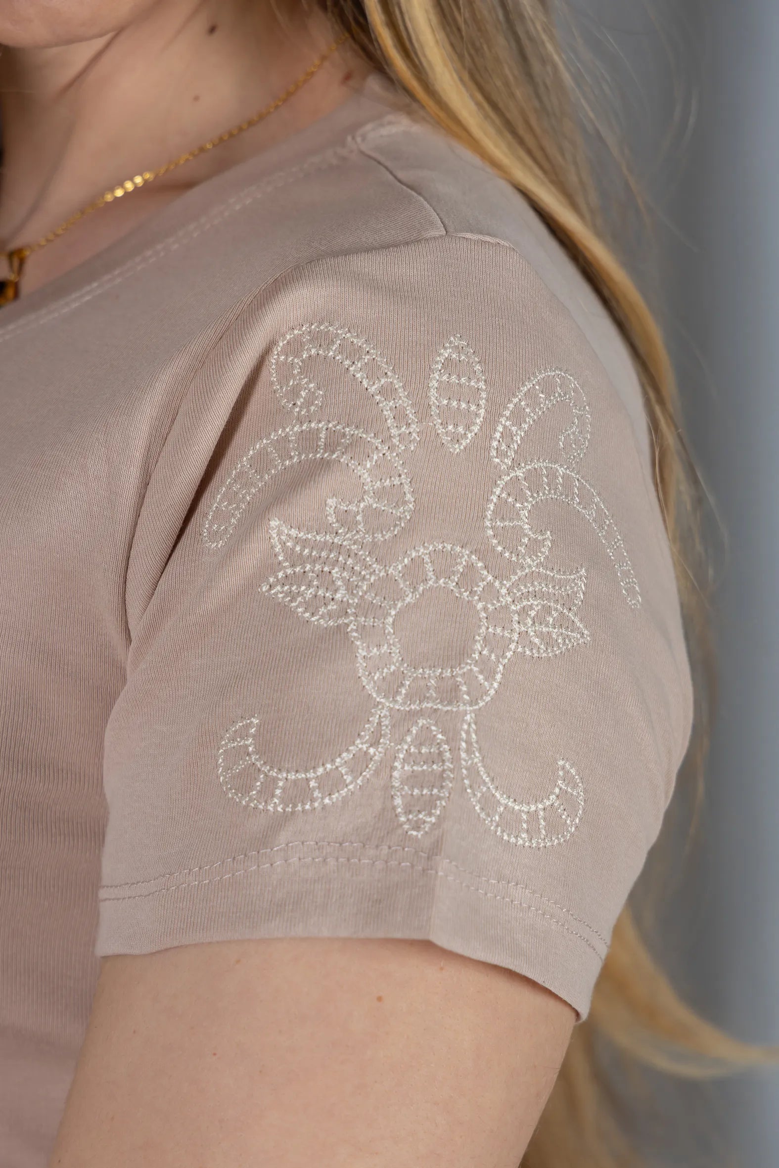 Blusa Cotton Lycra com Bordado Delicado Sabrina Bege