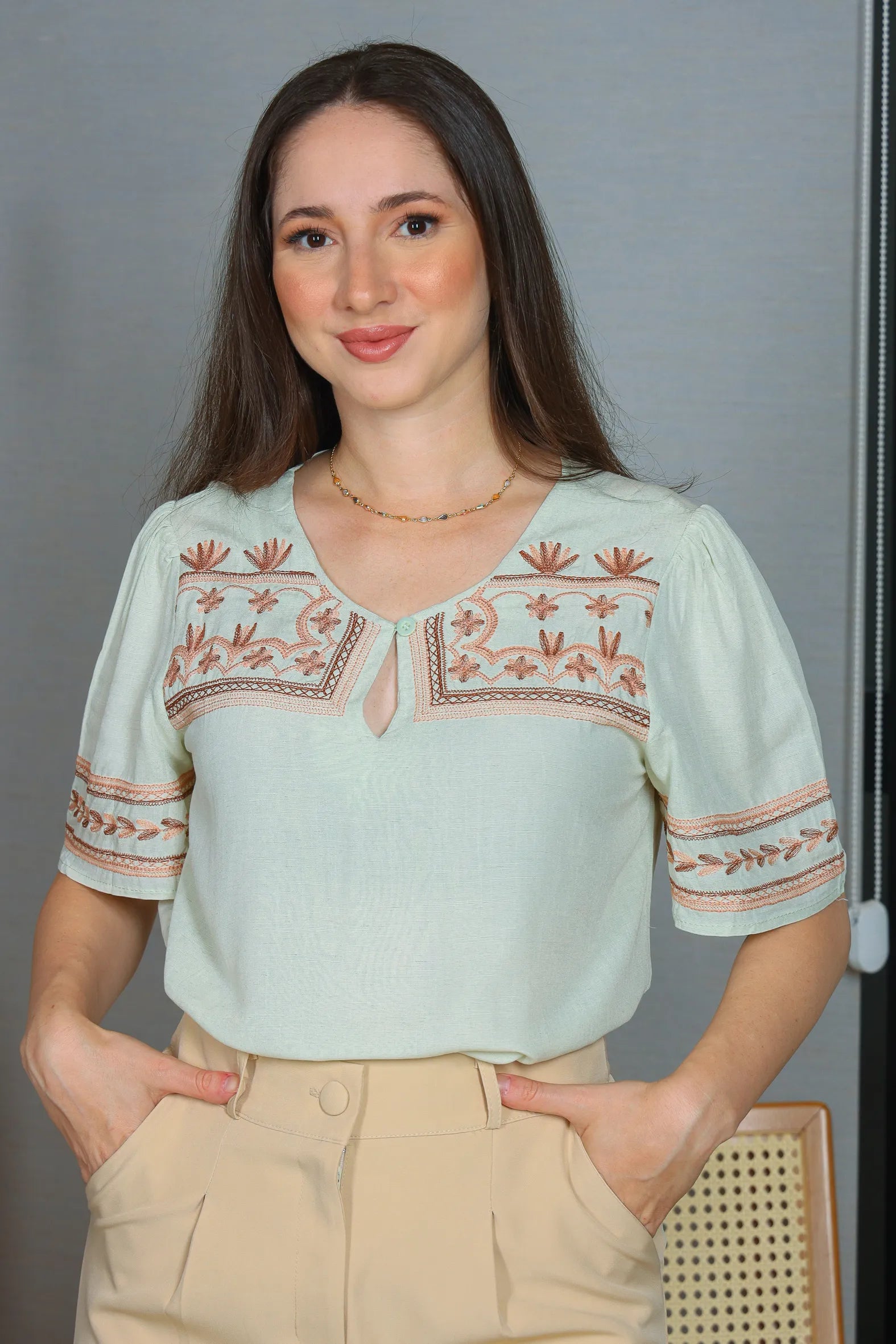 Blusa Manga Curta Visco Linho Decote em "V" Detalhe Bordado Patricia Verde