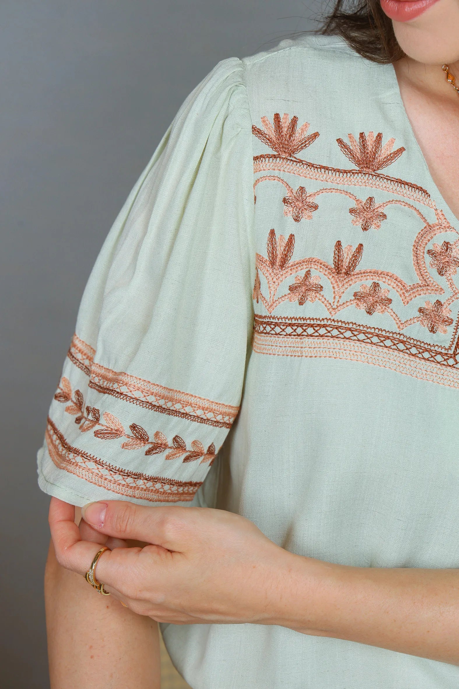 Blusa Manga Curta Visco Linho Decote em "V" Detalhe Bordado Patricia Verde