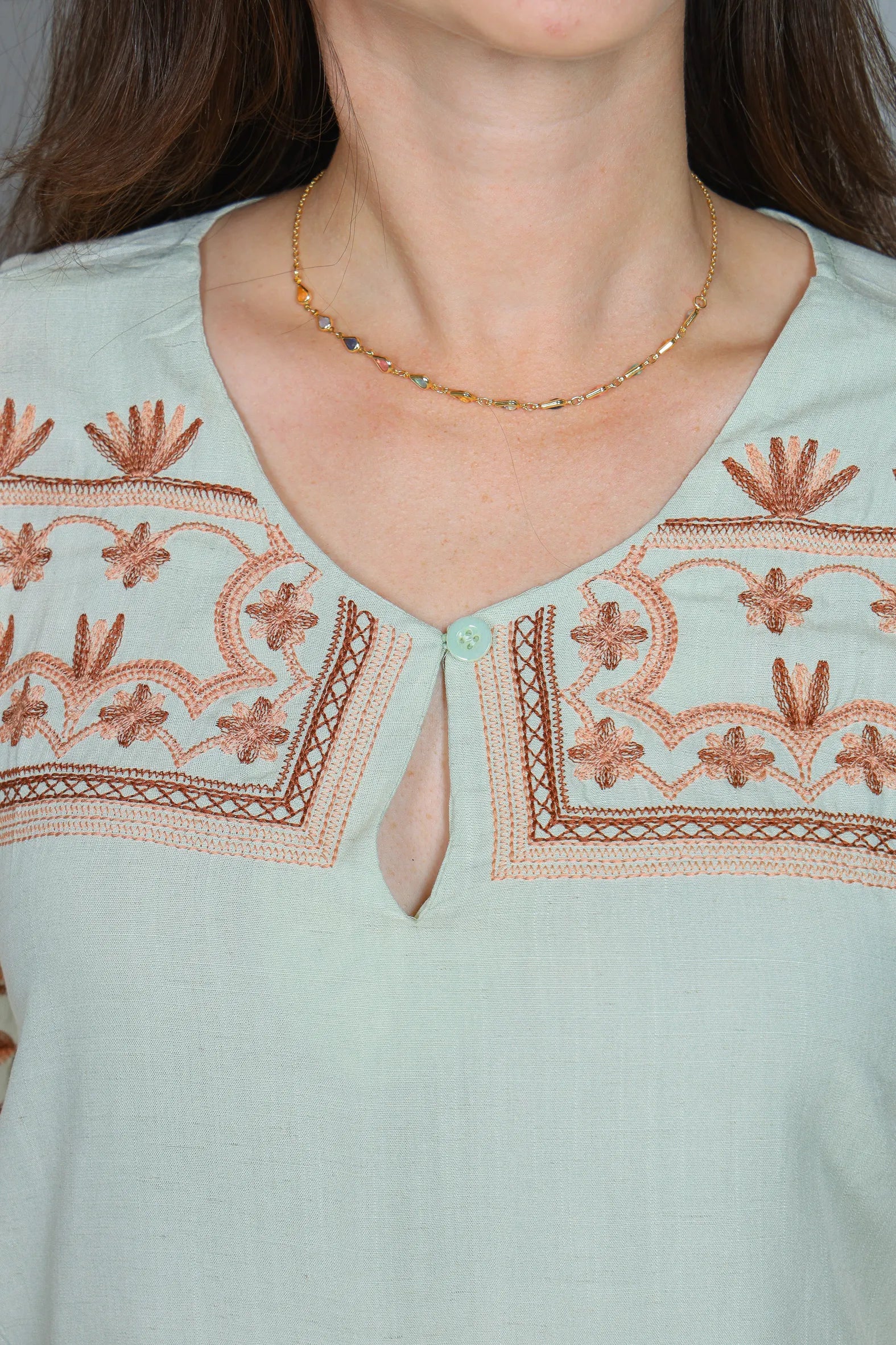 Blusa Manga Curta Visco Linho Decote em "V" Detalhe Bordado Patricia Verde