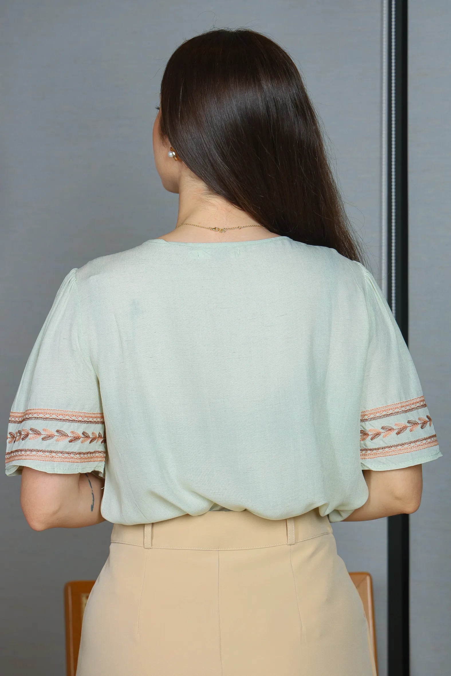 Blusa Manga Curta Visco Linho Decote em "V" Detalhe Bordado Patricia Verde