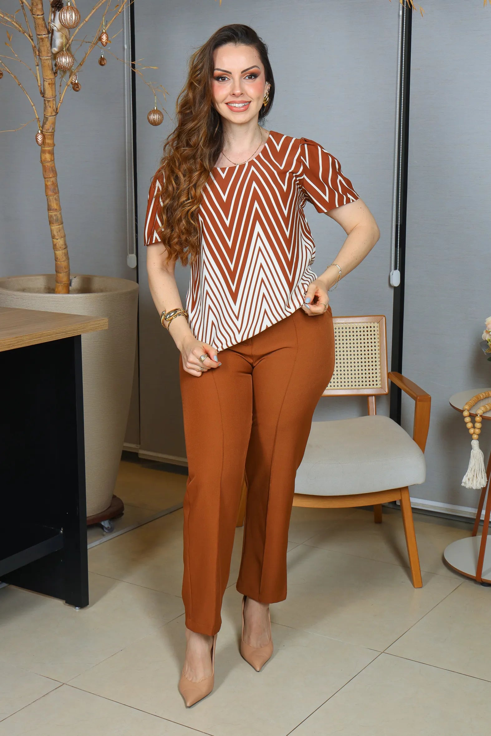 Blusa Manga Curta Crepe Classic Estampa Chevron Claudia Marrom